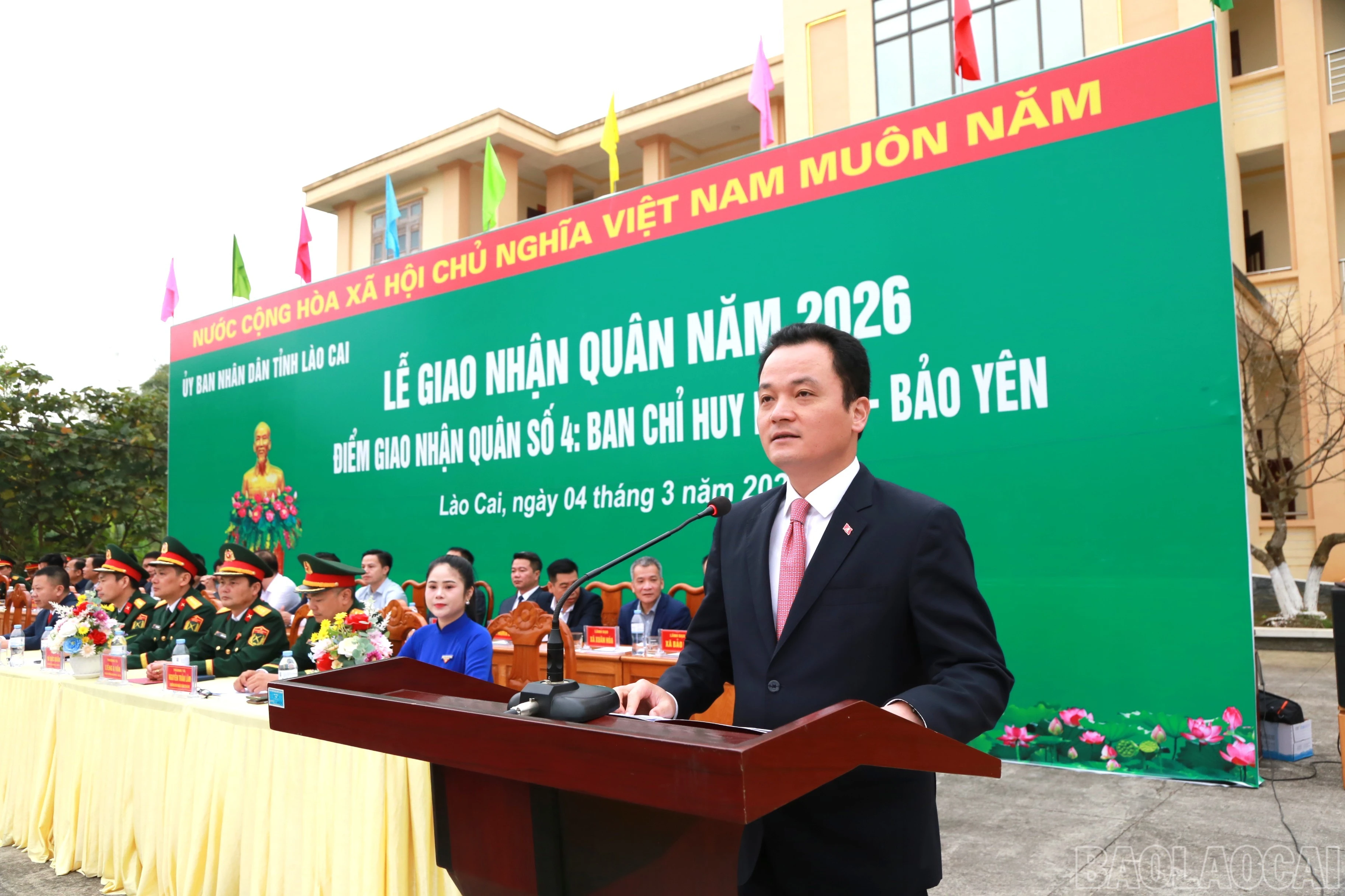 Đồng chí Giàng Quốc Hưng - Ủy viên Ban Thường vụ Tỉnh ủy, Trưởng Ban Nội chính Tỉnh ủy phát biểu giao nhiệm vụ cho các tân binh.