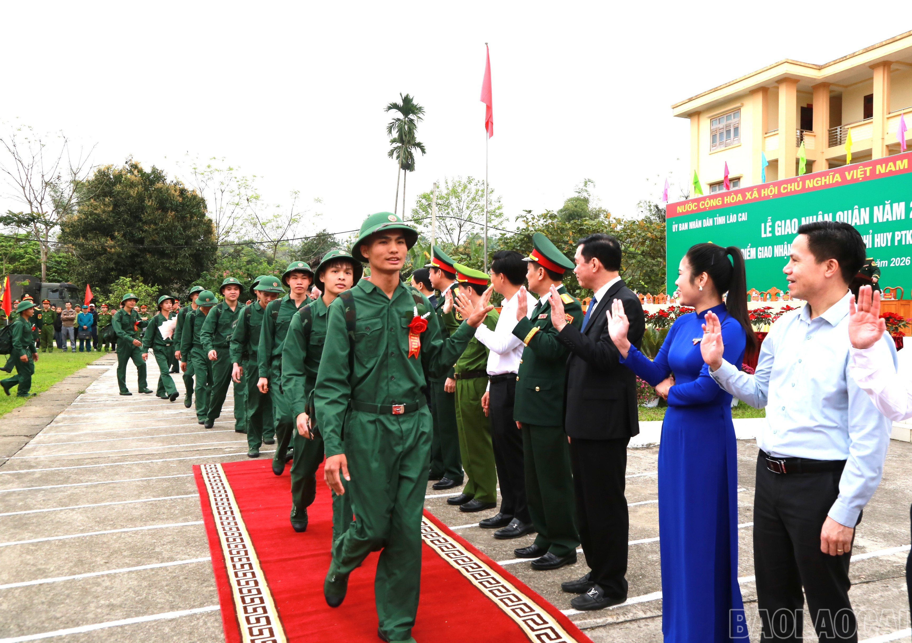 Các đại biểu tiễn tân binh lên đường thực hiện nhiệm vụ bảo vệ Tổ quốc.