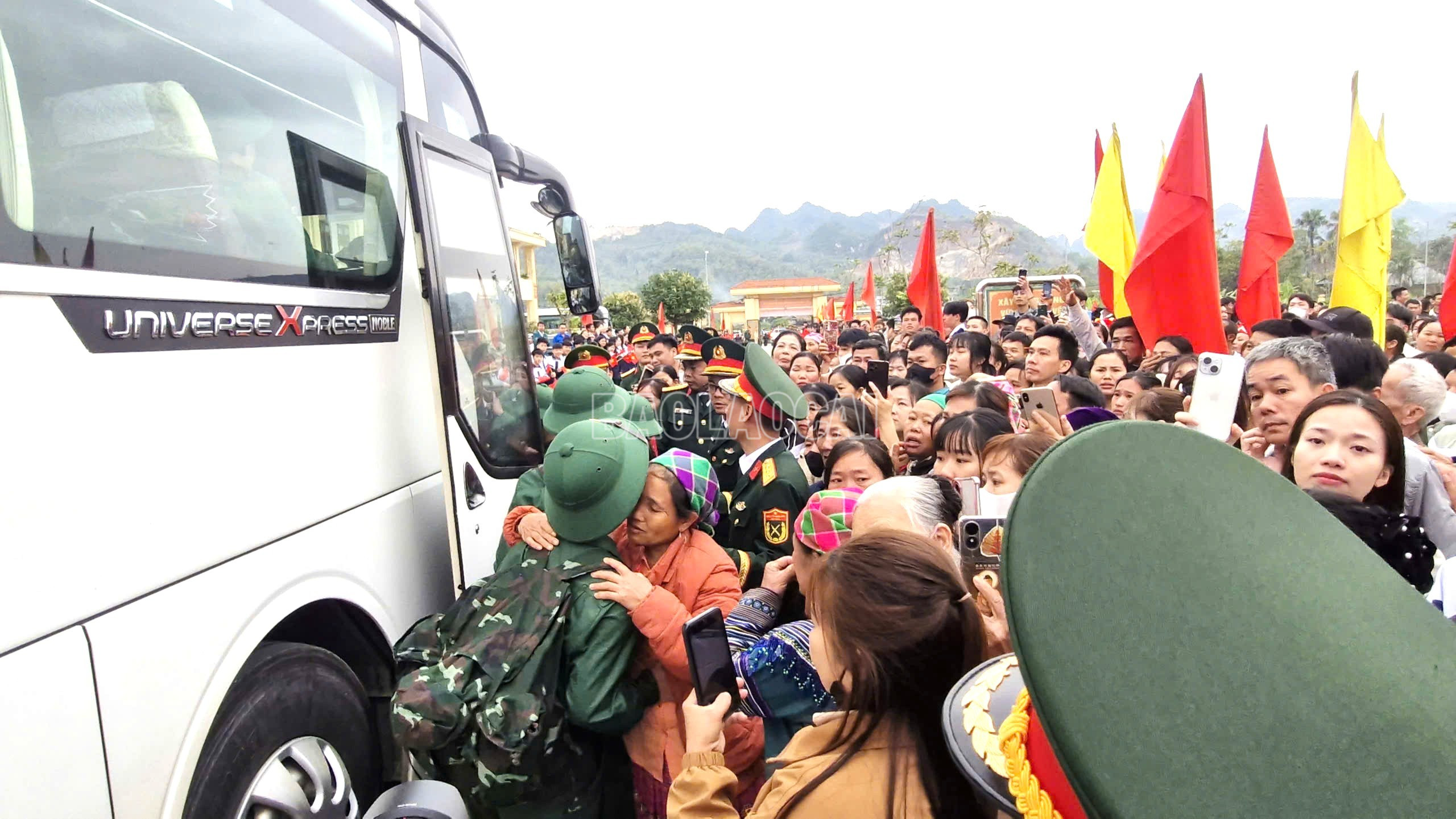 Các gia đình xúc động chia tay tân binh.