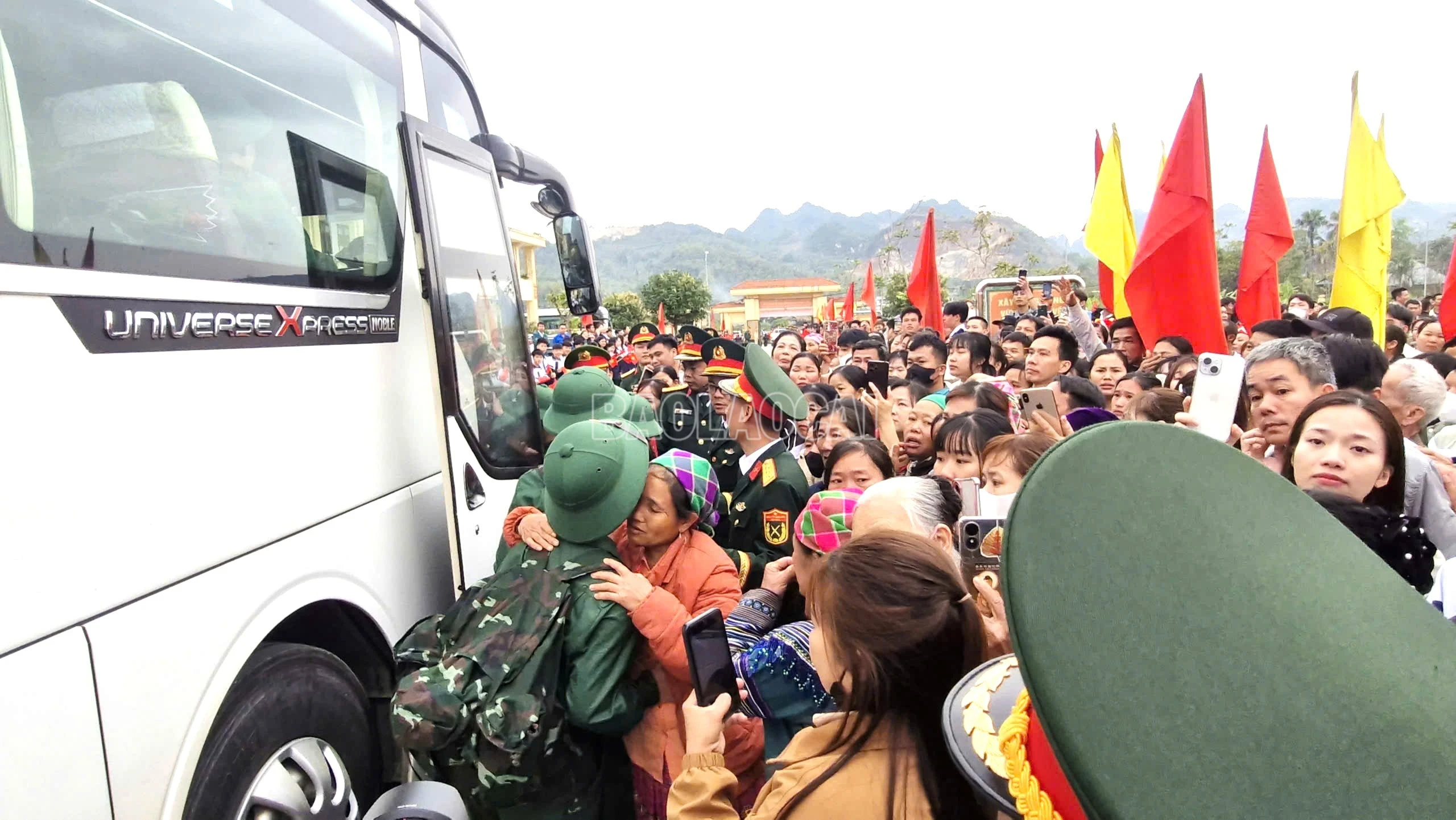 Các gia đình xúc động chia tay tân binh.