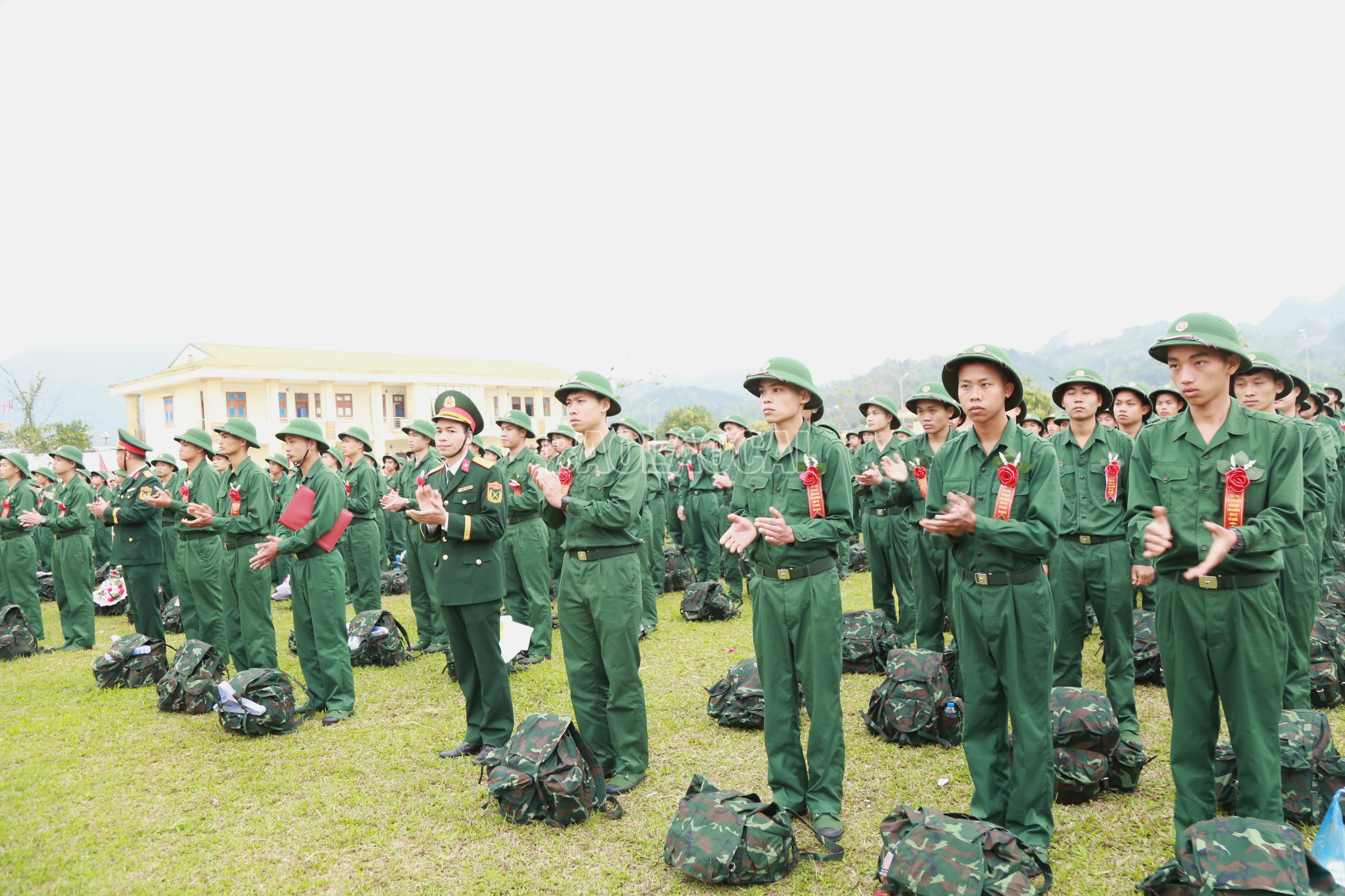 Các tân binh tham gia lễ giao nhận quân.