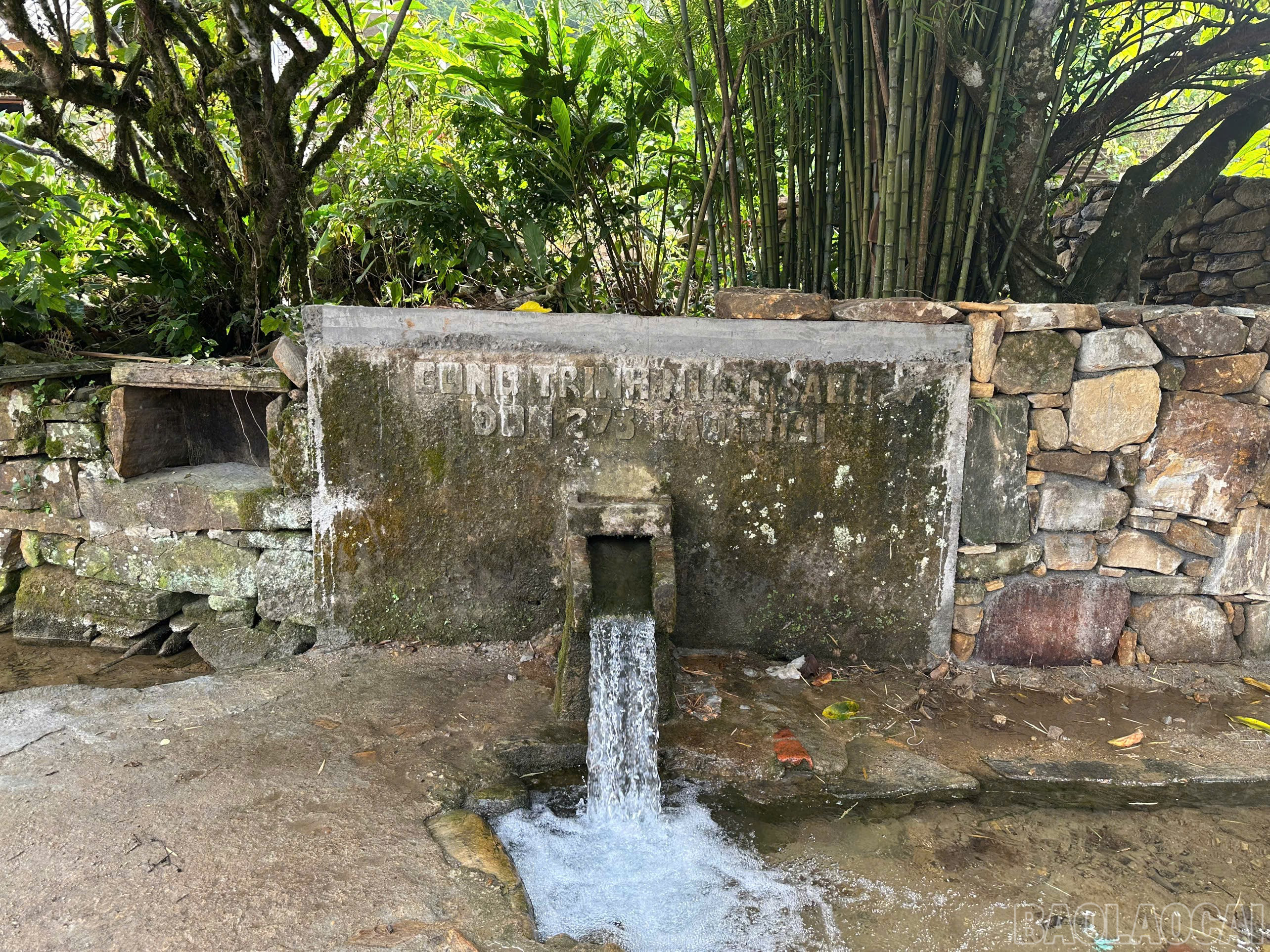 Nguồn nước chung của thôn Lao Chải được tu sửa góp phần đảm bảo nguồn nước chung của cộng đồng. baolaocai-br_z6975573175746-ee112606b2903b6156557d40b618153d.jpg