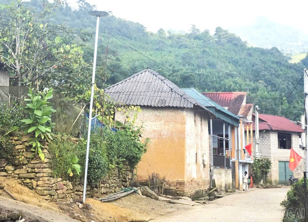 Các cột đèn được lắp dọc đường trục thôn và các tuyến đường liên gia, ngõ xóm trên địa bàn thôn Lao Chải. baolaocai-br_1-705.jpg