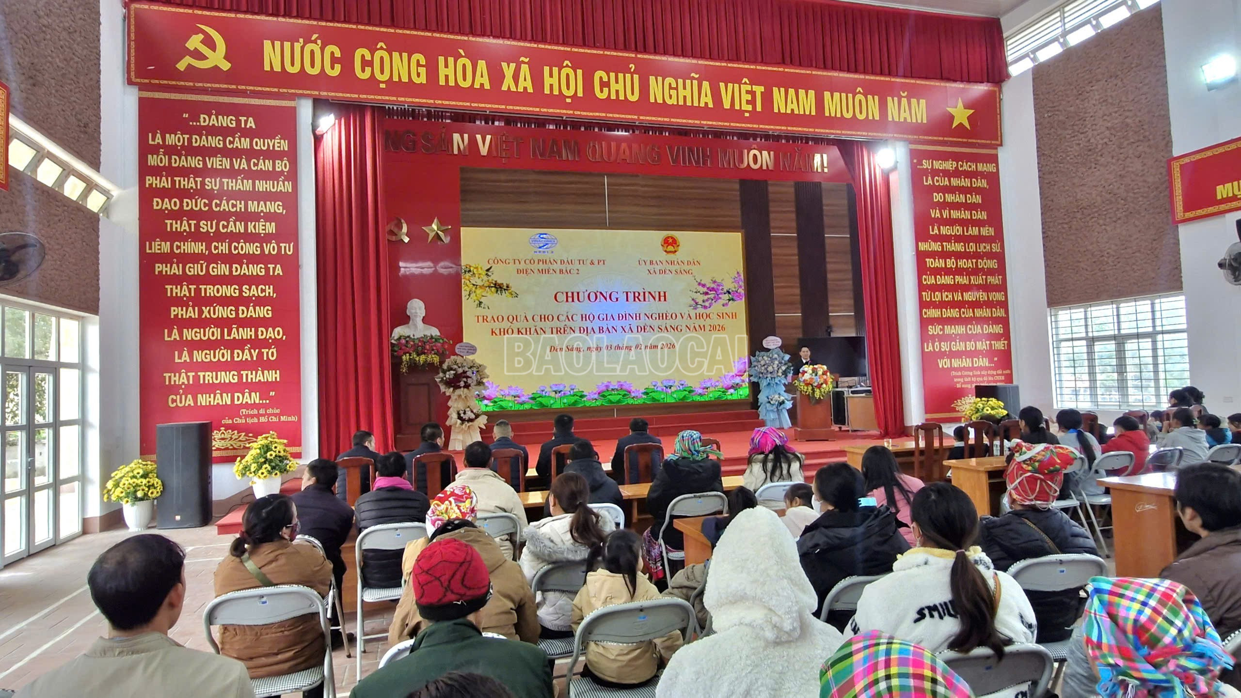 Quang cảnh chương trình tặng quà Tết.