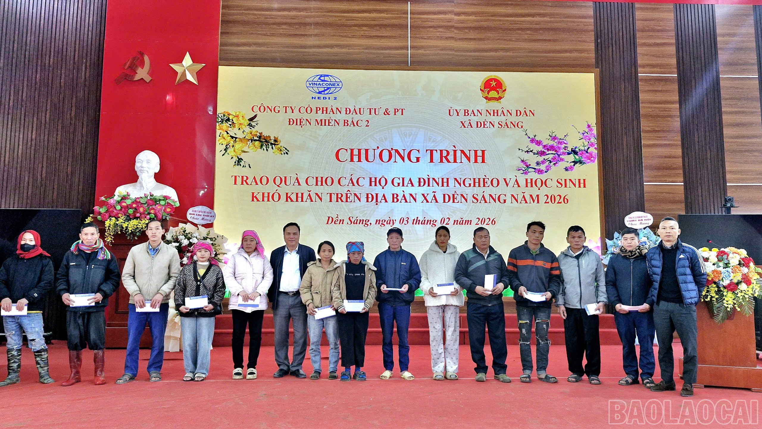 Công ty cổ phần Đầu tư và Phát triển Điện Miền Bắc 2 tặng quà học sinh có hoàn cảnh khó khăn và hộ nghèo trên địa bàn xã Dền Sáng.