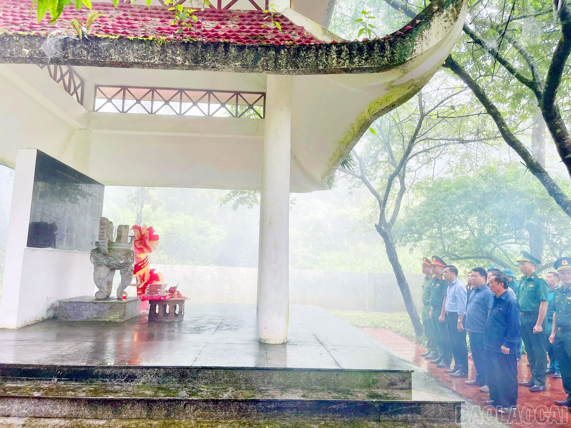 Lãnh đạo xã Y Tý dâng hương tại Đài tưởng niệm các anh hùng, liệt sĩ xã Y Tý. baolaocai-br_z6835718290819-45f50a8240d1ddb09e905c4613ab2218.jpg