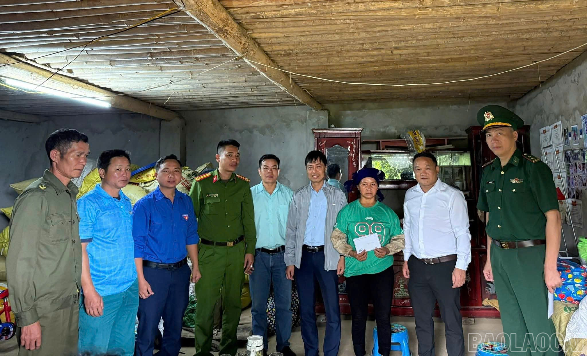 Lãnh đạo xã Y Tý tặng quà các gia đình chính sách, người có công với cách mạng. baolaocai-br_z6836061529803-91006859edabef0f395d2618fbcd55aa.jpg