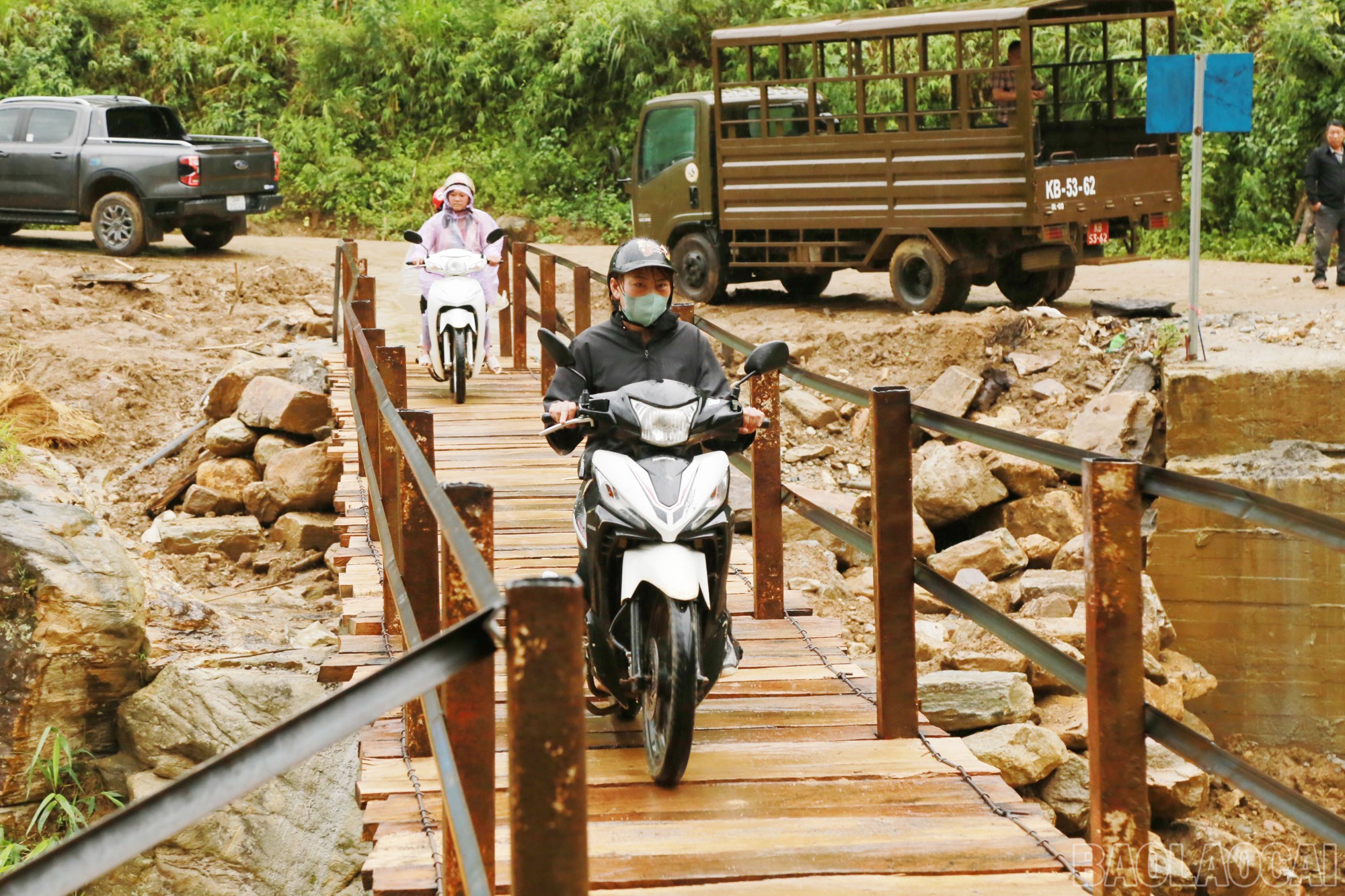 Xã Y Tý hoàn thành làm cầu tạm qua suối Sim San để Nhân dân đi lại an toàn. baolaocai-br_5.jpg