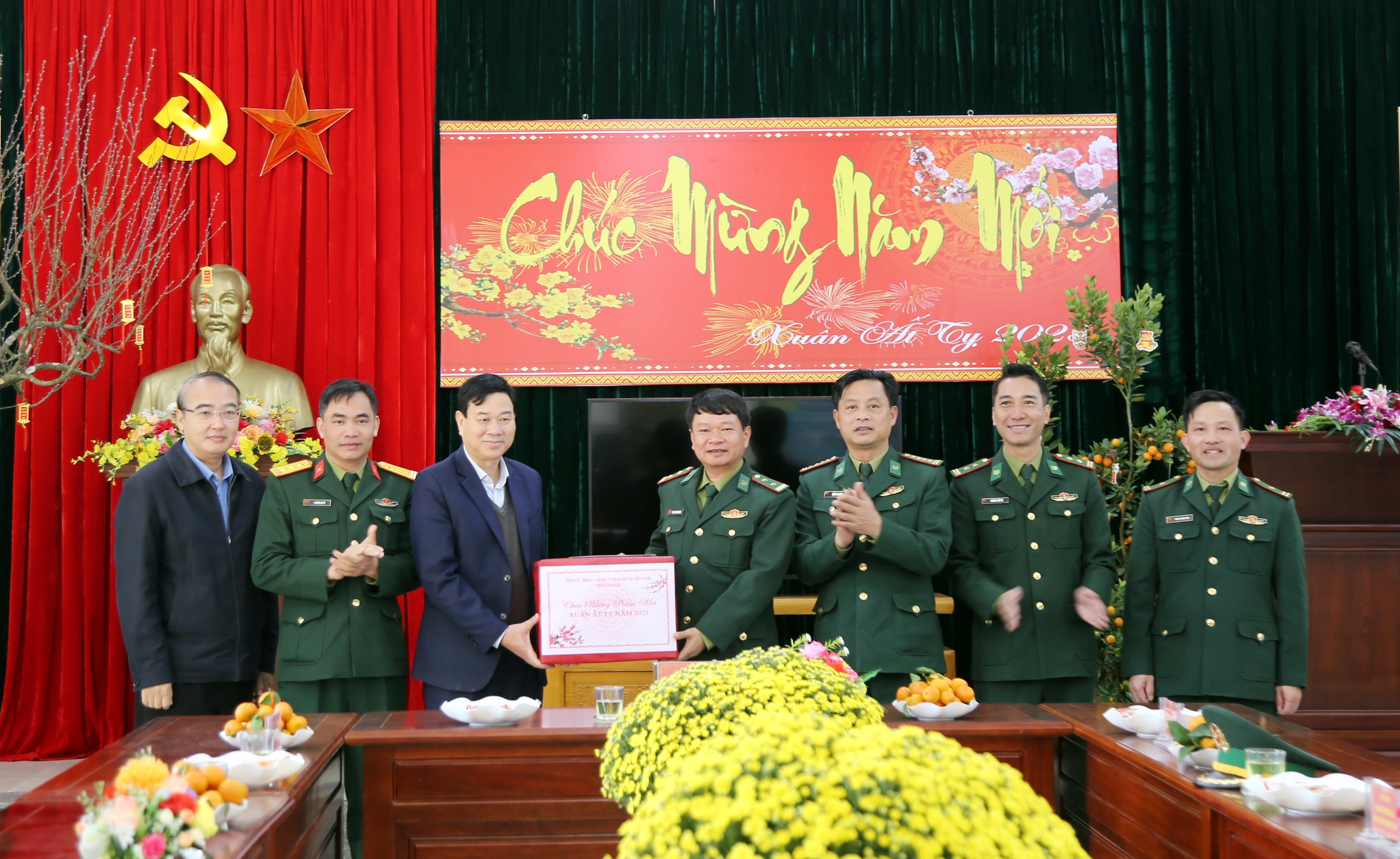 Đoàn công tác thăm, tặng quà tết cán bộ, chiến sĩ Đồn Biên phòng Trịnh Tường và Đồn Biên phòng Bát Xát. a8.jpg