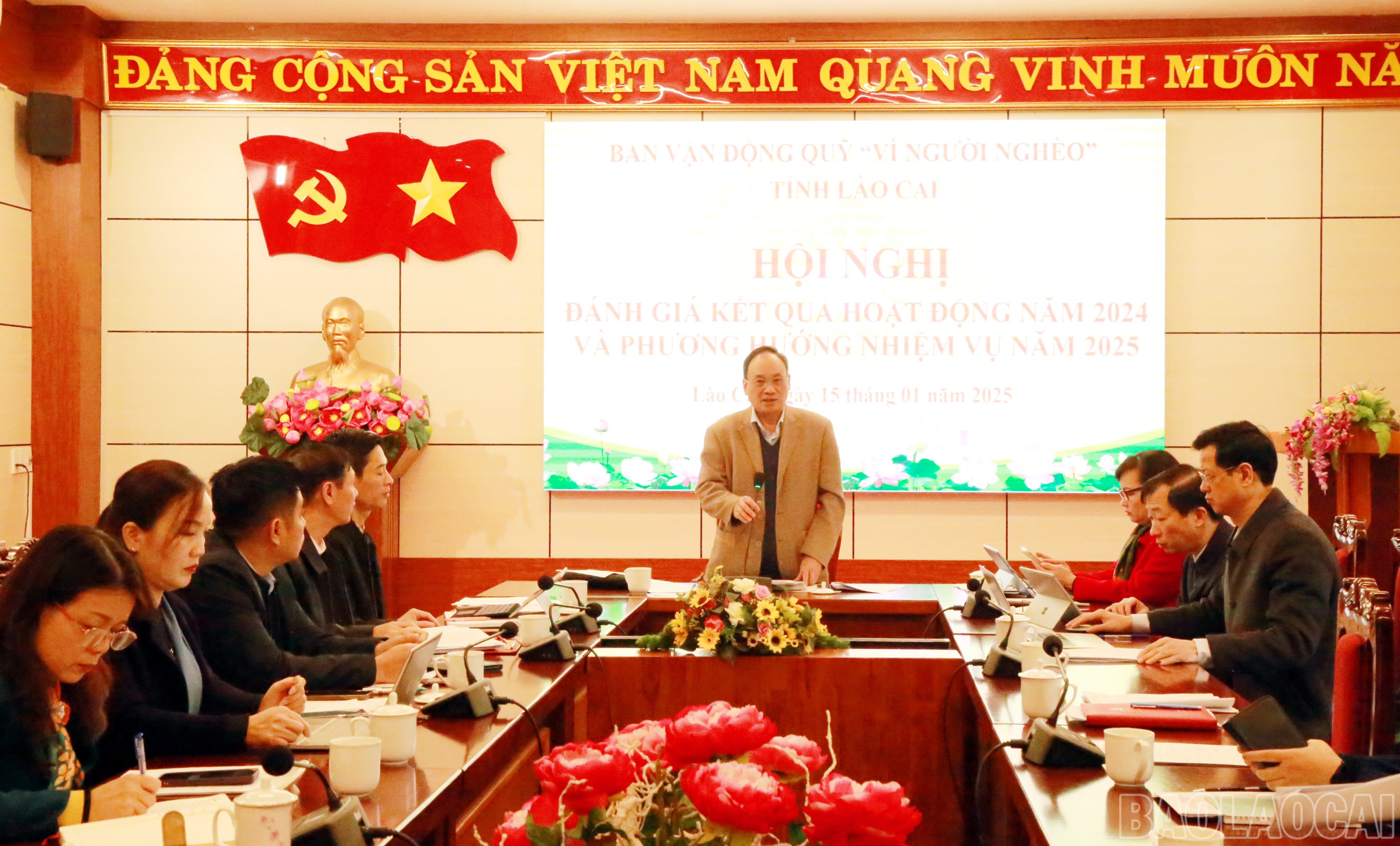 Đồng chí Lý Văn Hải, Chủ tịch Ủy ban MTTQ Việt Nam tỉnh, Trưởng Ban vận động Quỹ “Vì người nghèo” tỉnh phát biểu định hướng các nhiệm vụ trọng tâm năm 2025. baolaocai-br_6.jpg