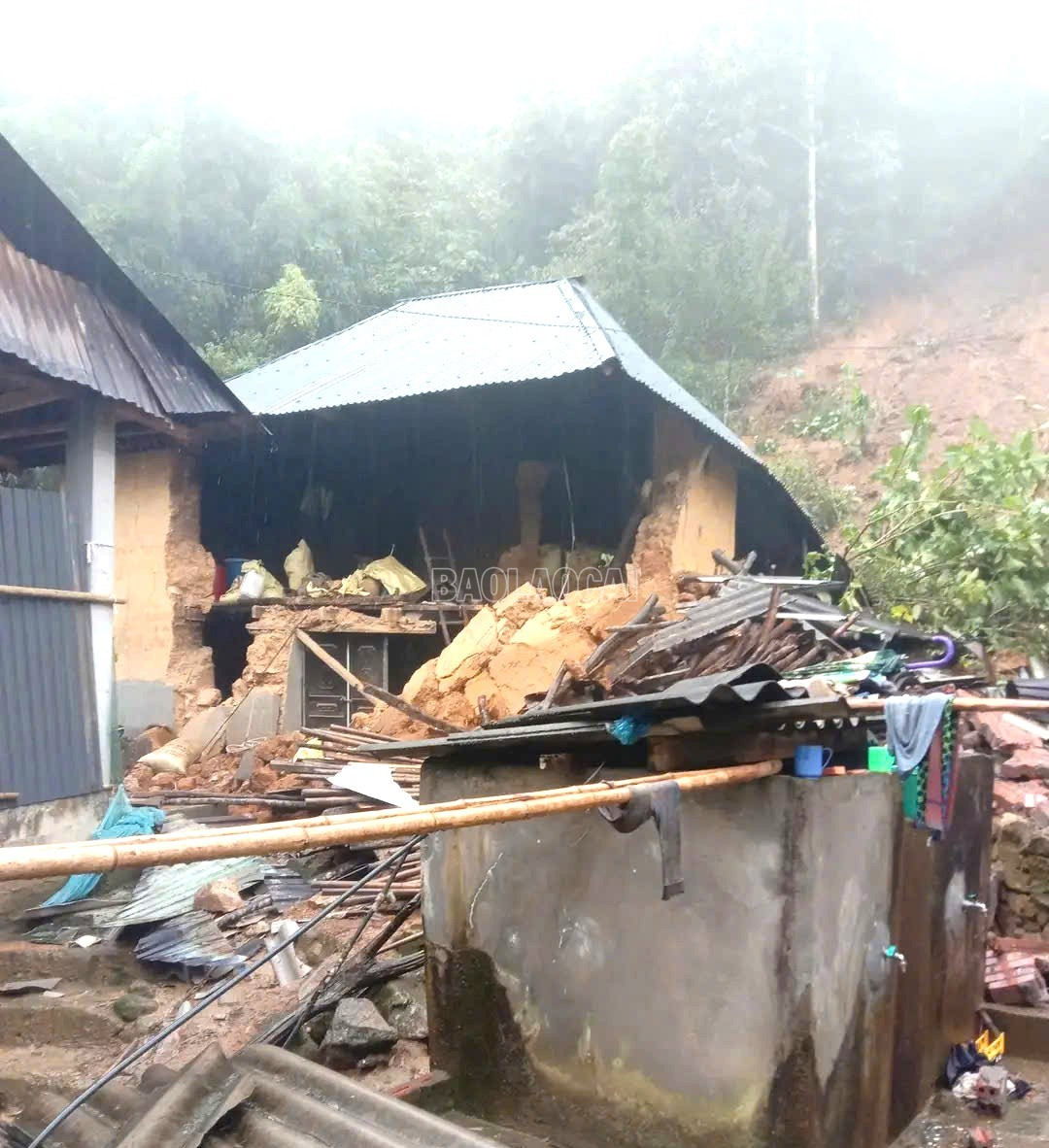 Ngôi nhà của anh Phà Hờ Xá bị sập đổ phần lớn tường do taluy dương sạt vào.