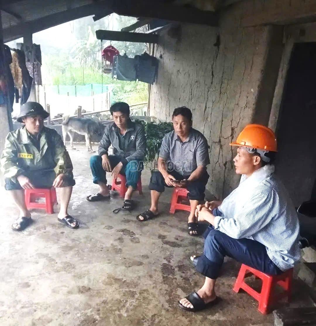 Tổ phản ứng nhanh xã Y Tý nắm tình hình, vận động các hộ dân di chuyển khỏi khu vực có nguy cơ sạt lở.