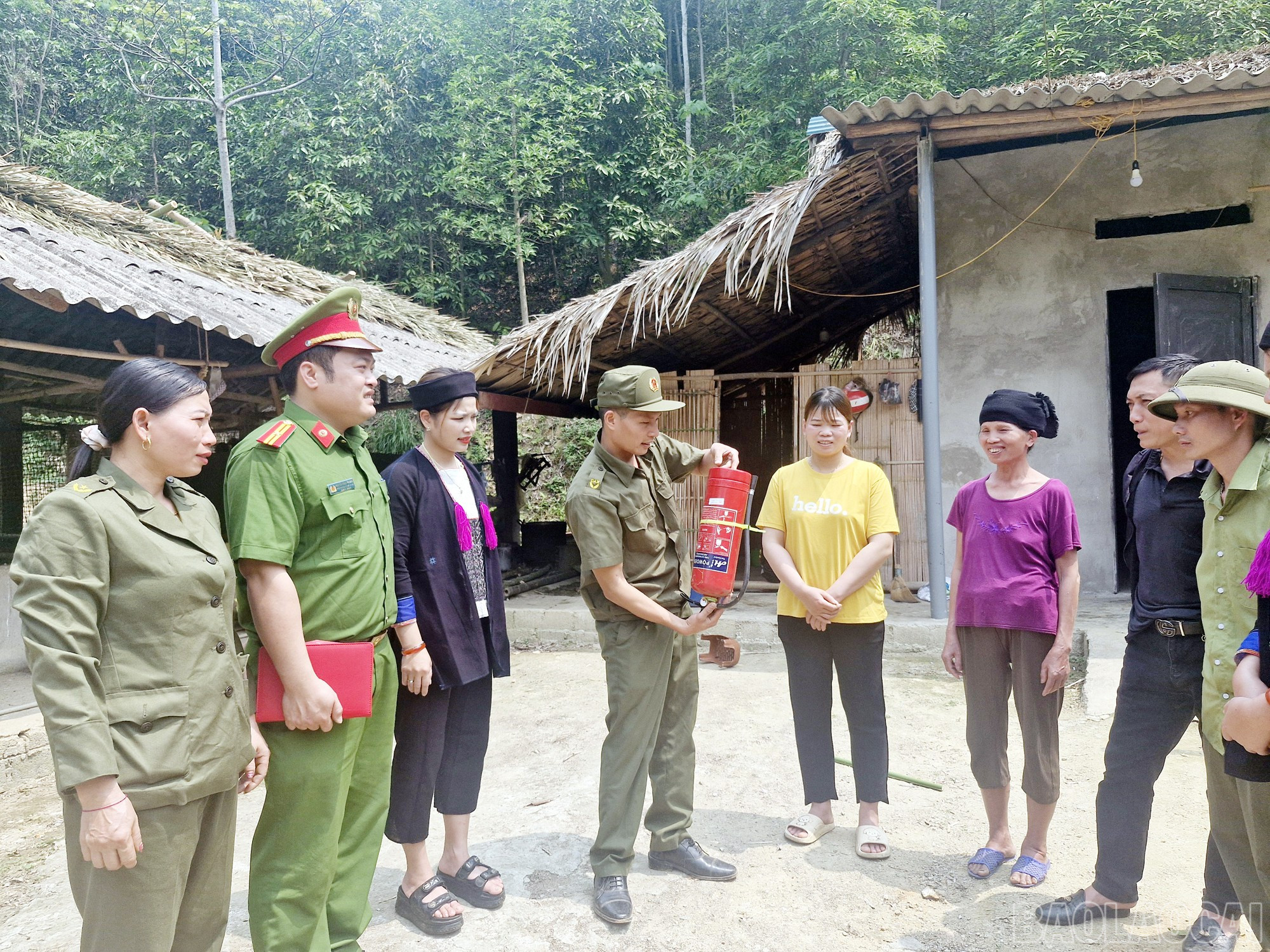 Tại huyện Bảo Thắng, nữ an ninh cơ sở cùng thành viên Tổ bảo vệ an ninh, trật tự ở cơ sở và lực lượng công an xã làm tốt nhiệm vụ tuyên truyền, vận động Nhân dân tự trang bị bình chữa cháy xách tay và hướng dẫn bà con sử dụng bình chữa cháy xách tay đúng kỹ thuật. baolaocai-br_20250327-112006.jpg