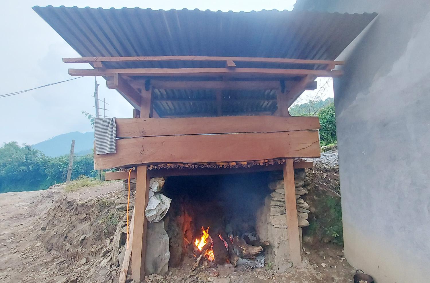 Do thời tiết đang chuyển mùa, mưa nắng thất thường nên nhiều hộ dân vùng cao trong tỉnh tự làm lán sấy ngô bằng lửa. 9.1.jpg