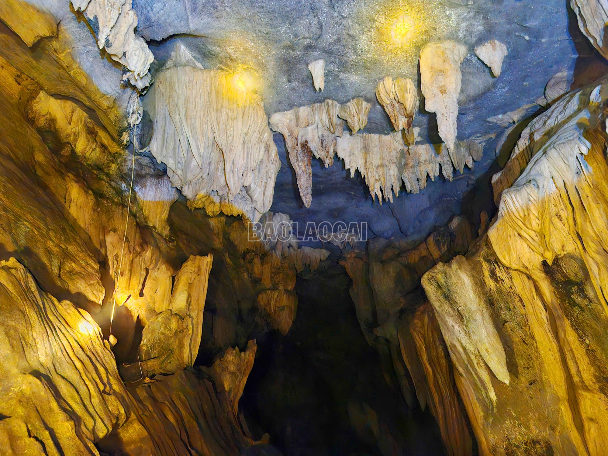 ប្រហែល 10 ម៉ែត្រចូលទៅក្នុងរូងភ្នំអ្នកអាចមើលឃើញ stalactites ធំនិងស្រស់ស្អាតជាច្រើនដែលត្រូវបានបង្កើតឡើងដោយធម្មជាតិ។ ទោះបីជាវាក្តៅ និងមានពន្លឺថ្ងៃនៅខាងក្រៅក៏ដោយ វាពិតជាត្រជាក់ខ្លាំងណាស់នៅក្នុងរូងភ្នំ។ baolaocai-c_6.jpg