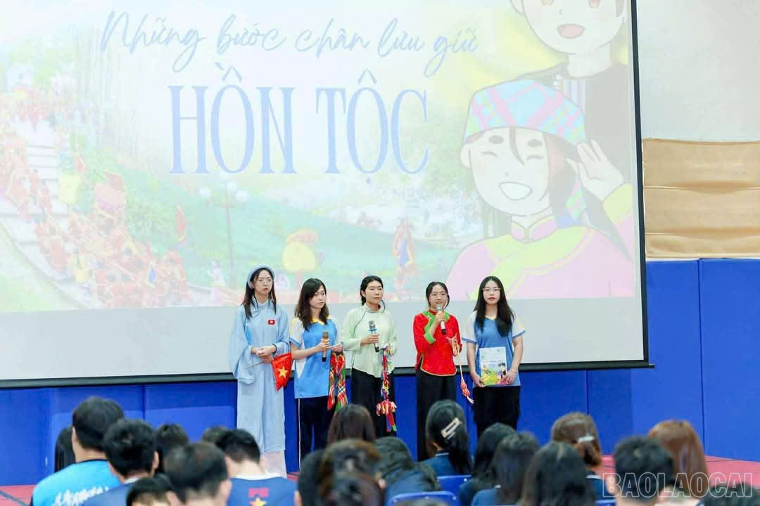 Nhóm học sinh của Trường THPT Chuyên Lào Cai tham gia cuộc thi. baolaocai-br_z6622571313979-538906ef2cec8f4780f294766435fa1c.jpg