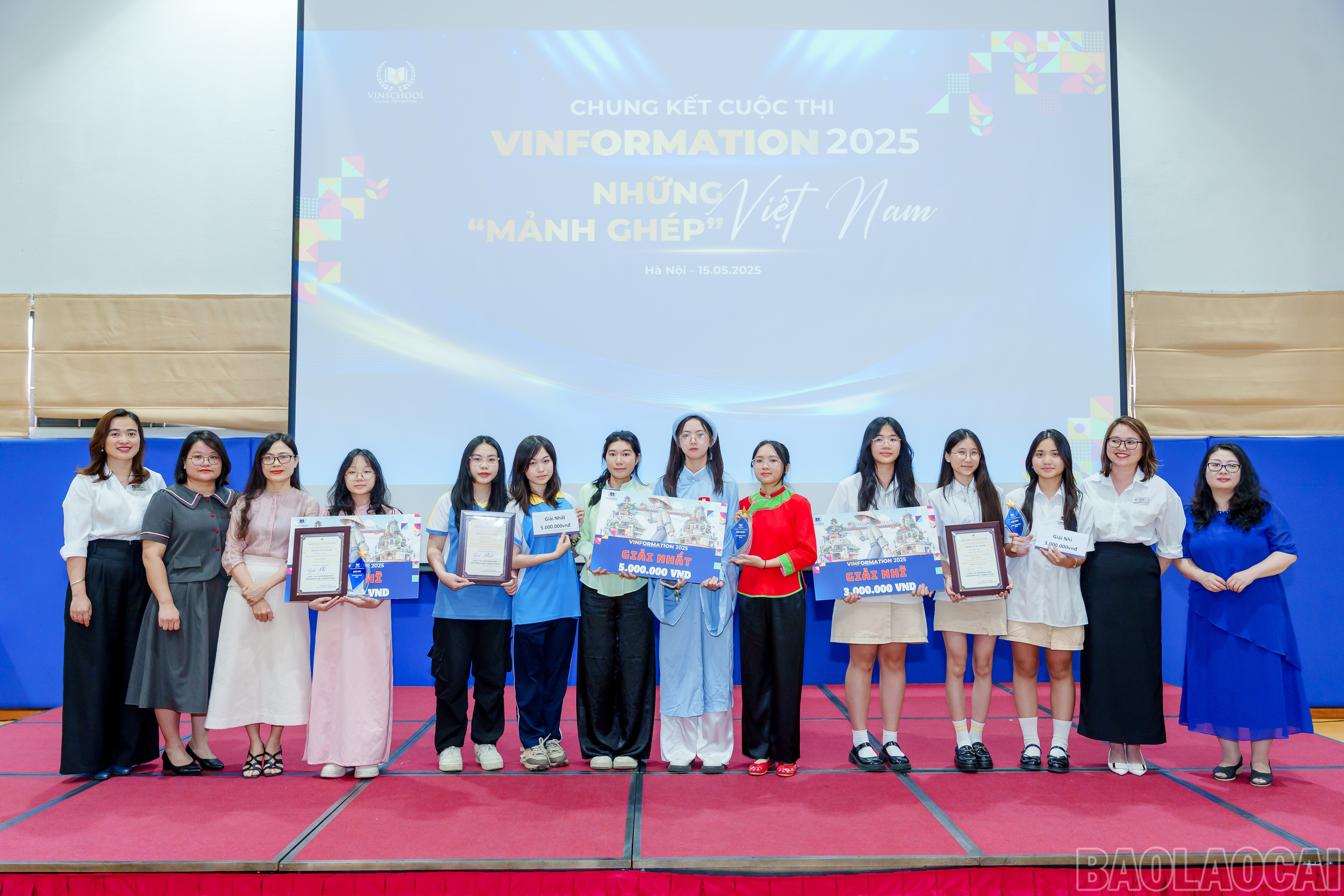 Ban tổ chức trao giải cho các đội thi xuất sắc. baolaocai-br_nht07510.jpg