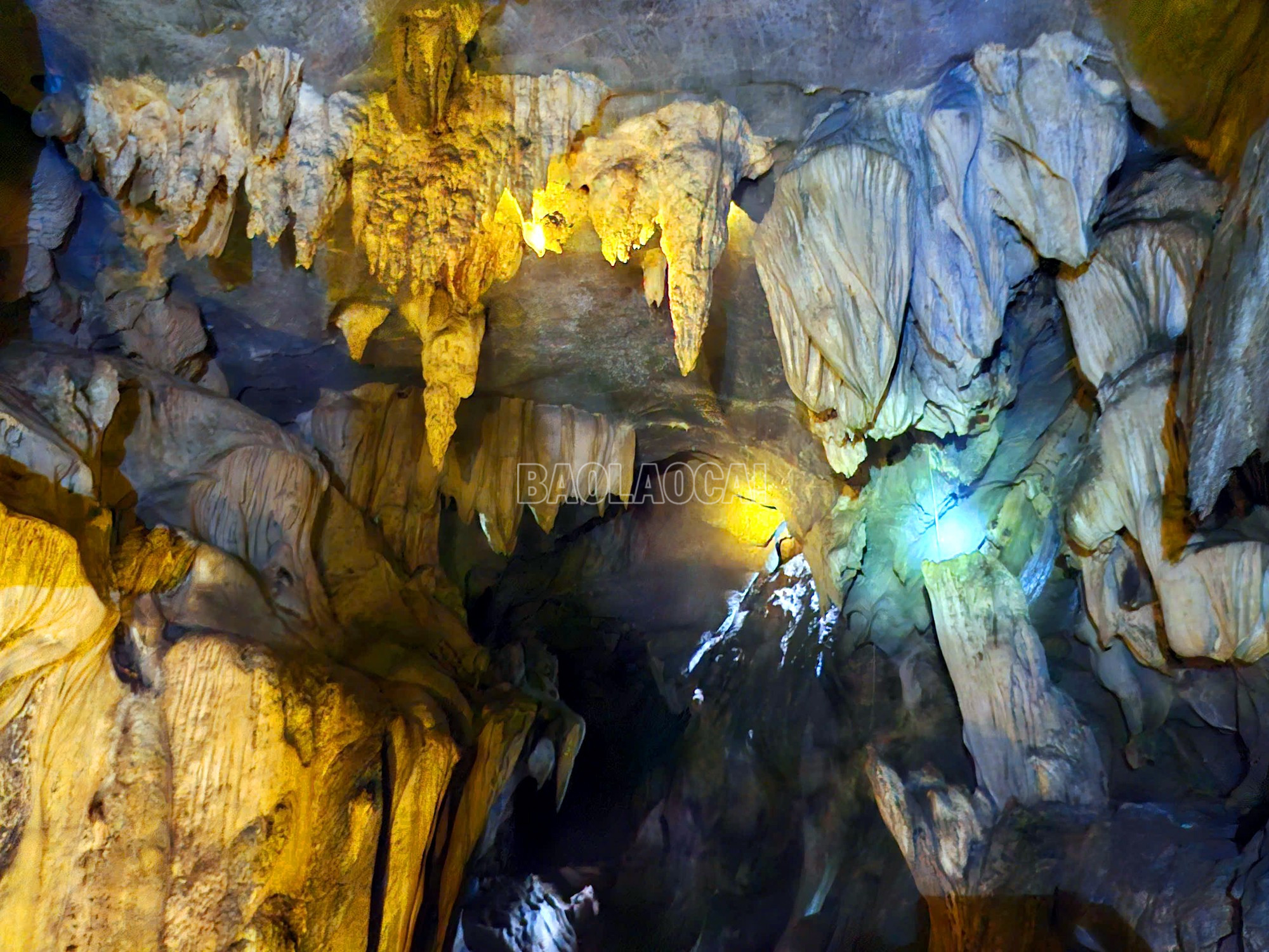 នៅលើពិដានរូងភ្នំមាន stalactites រាប់មិនអស់ដែលមានរាងសម្បូរបែប និងពណ៌ជាច្រើន។ baolaocai-c_12.jpg