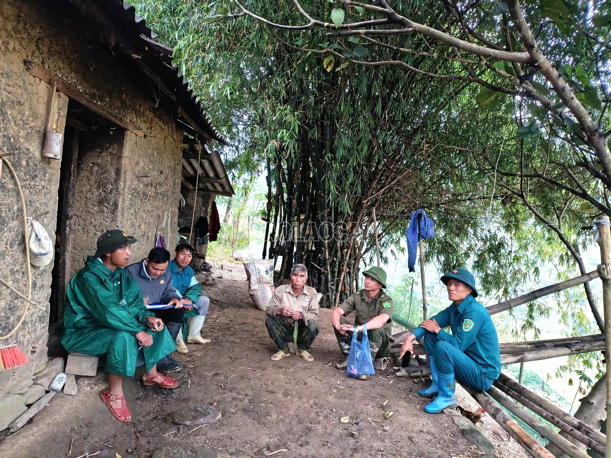 Pasukan tindak balas pantas menggerakkan orang ramai untuk meninggalkan khemah, pondok di sepanjang sungai, lereng bukit, dan kawasan berisiko tinggi untuk tanah runtuh. baolaocai-c_z7085763855102-5dfc0de41a562ee0c524e48b1ea149a8.jpg