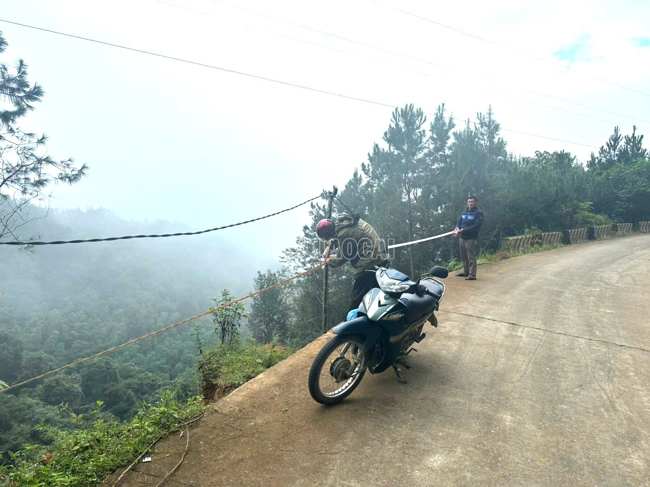 Pihak berkuasa memanjangkan garis amaran di kawasan berbahaya untuk tanah runtuh. baolaocai-c_z7085930908757-3216bda2e93457524ccc6a6a56a704fa.jpg
