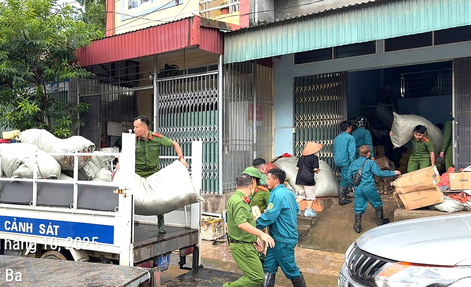 Các lực lượng hỗ trợ 4 hộ dân tại khu vực sạt lở di chuyển đồ đạc đến nơi tránh trú an toàn. baolaocai-br_3.jpg