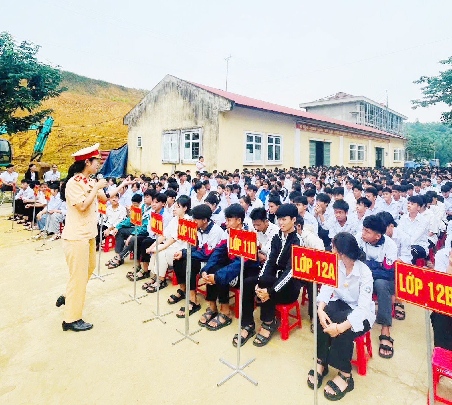 Cán bộ Đội Cảnh sát Giao thông trật tự (Công an huyện Bát Xát) phổ biến một số quy tắc khi tham gia giao thông. 1.jpg