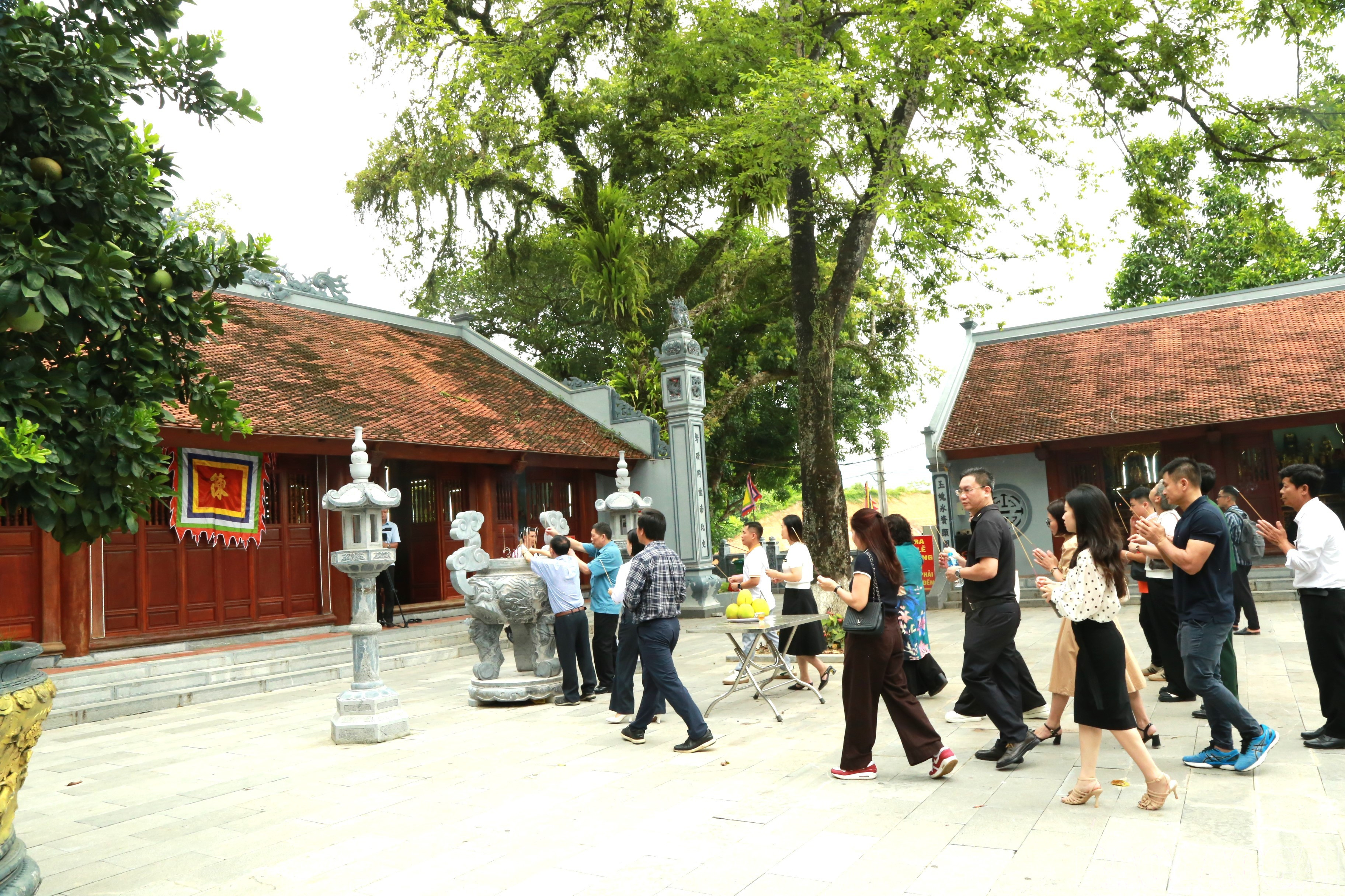 ក្រុមស្រាវជ្រាវបានទៅទស្សនាប្រាសាទ Thuong ដែលជាវត្ថុបុរាណប្រវត្តិសាស្ត្រ និងវប្បធម៌ជាតិ។ baolaocai-br_1.jpg