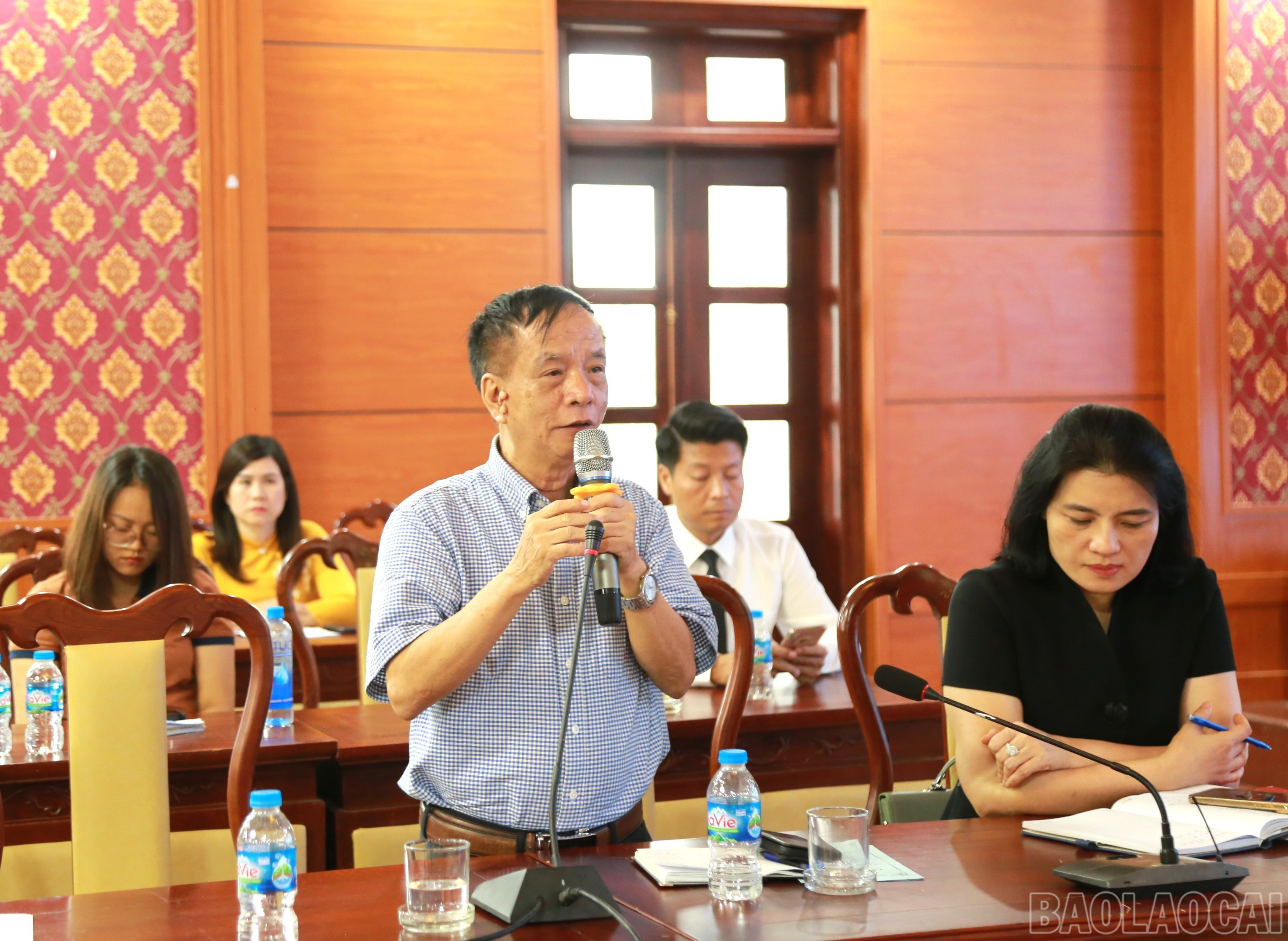 Tiến sĩ Trần Hữu Sơn - Viện trưởng Viện Nghiên cứu Văn hóa dân gian ứng dụng Việt Nam phát biểu tại hội nghị. baolaocai-br_a6.jpg