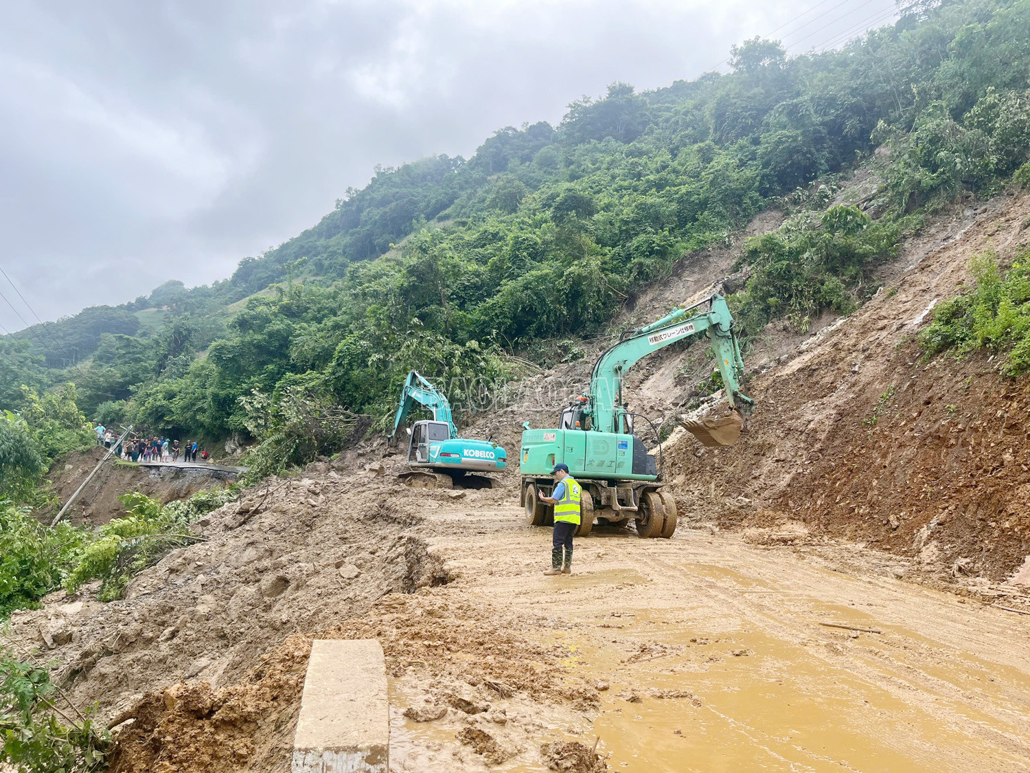 Các phương tiện được khẩn trương huy động để khắc phục vị trí sạt lở. 5.jpg