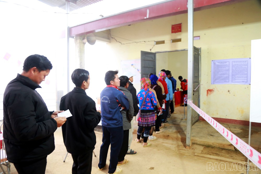 Ngay từ sáng sớm, đồng bào dân tộc Mông các thôn Mà Mù Sử 1, Mà Mù Sử 2, Làng Mới đã nô nức đến khu vực bầu cử để thực hiện quyền và nghĩa vụ công dân.