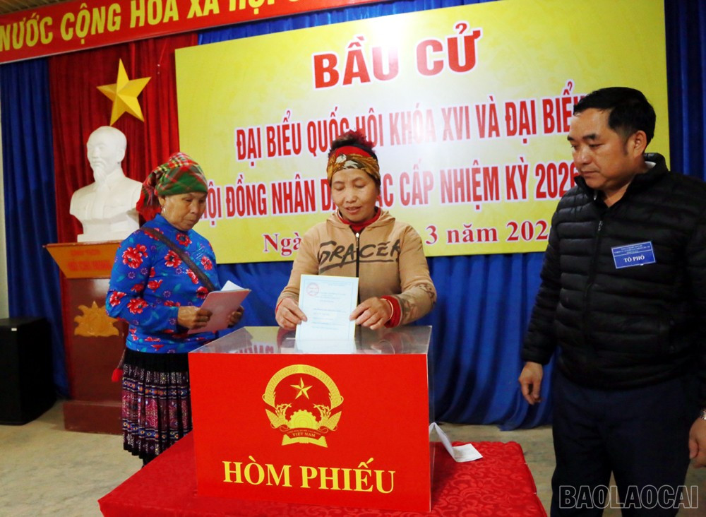 Niềm vui hiện rõ trên gương mặt những nữ cử tri dân tộc Mông thôn Mà Mù Sử 1, xã Dền Sáng.