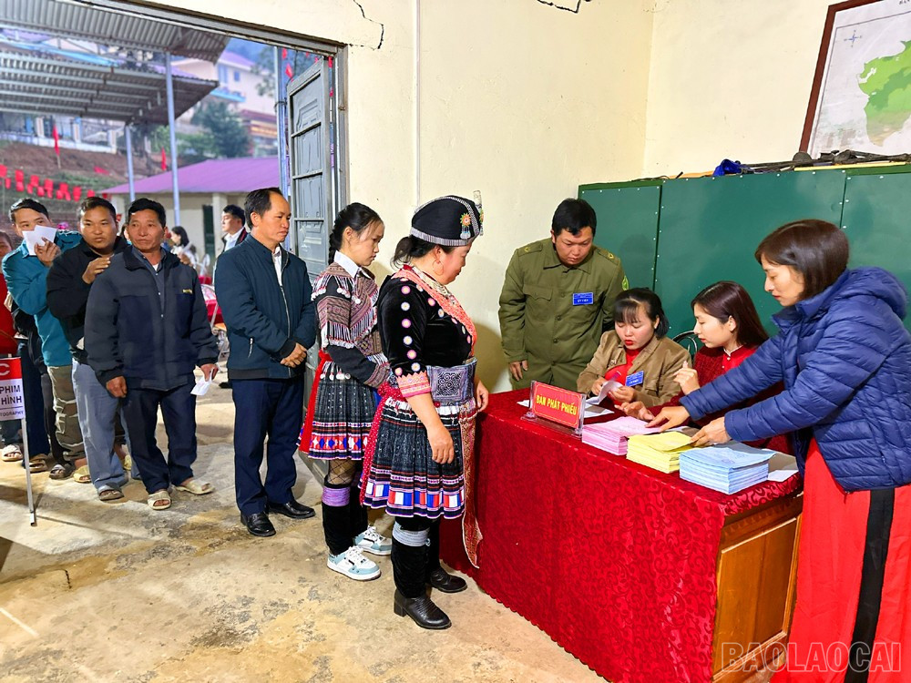 Những phụ nữ Mông mặc bộ trang phục đẹp nhất tham gia ngày hội non sông.