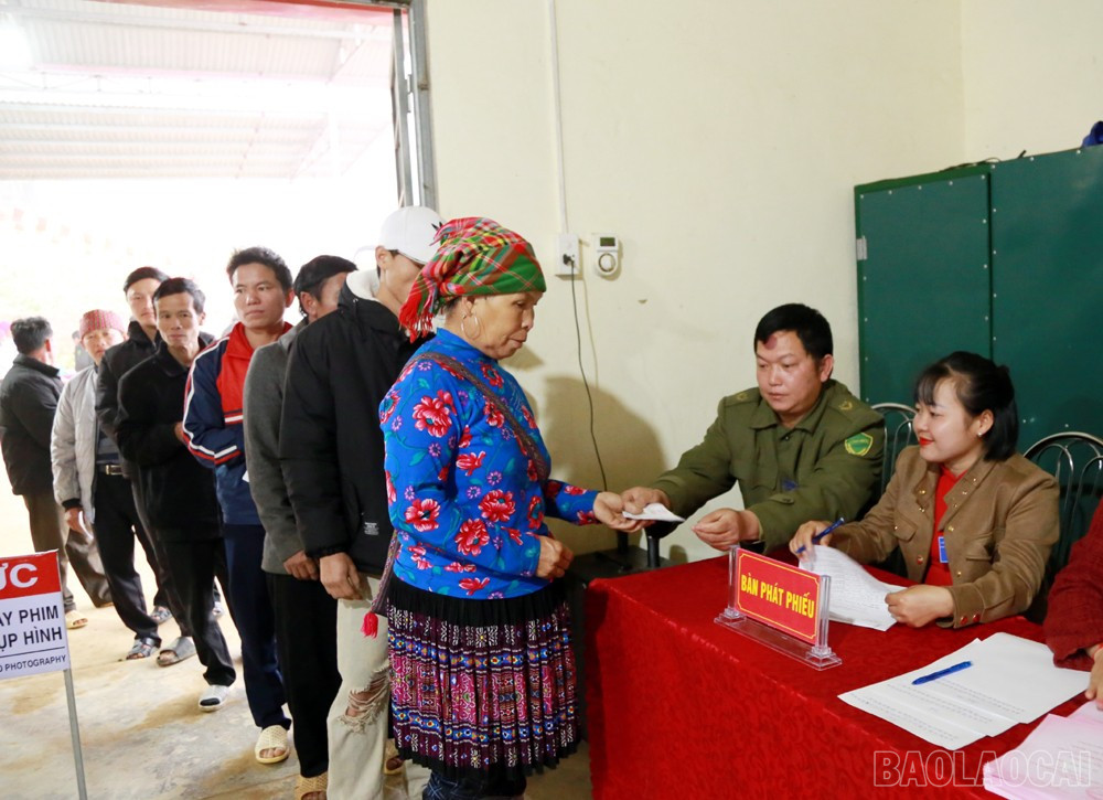 Cử tri nhận phiếu bầu cử tại khu vực bỏ phiếu số 11, xã Dền Sáng.