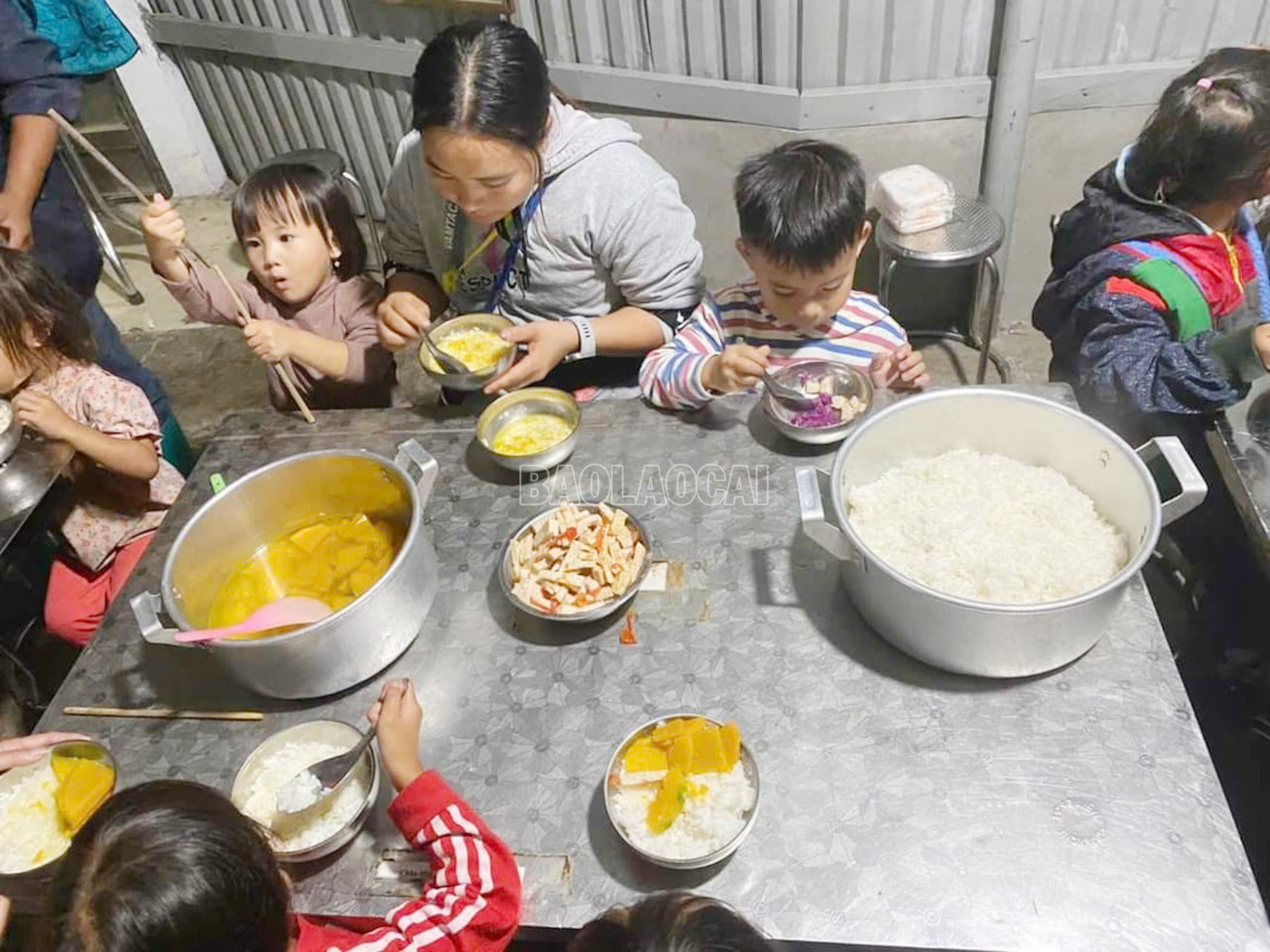Bữa cơm chiều của bà con thôn Hòa Sử Pán 1 tại Trường PTDT bán trú Tiểu học Sử Pán. 2.jpg