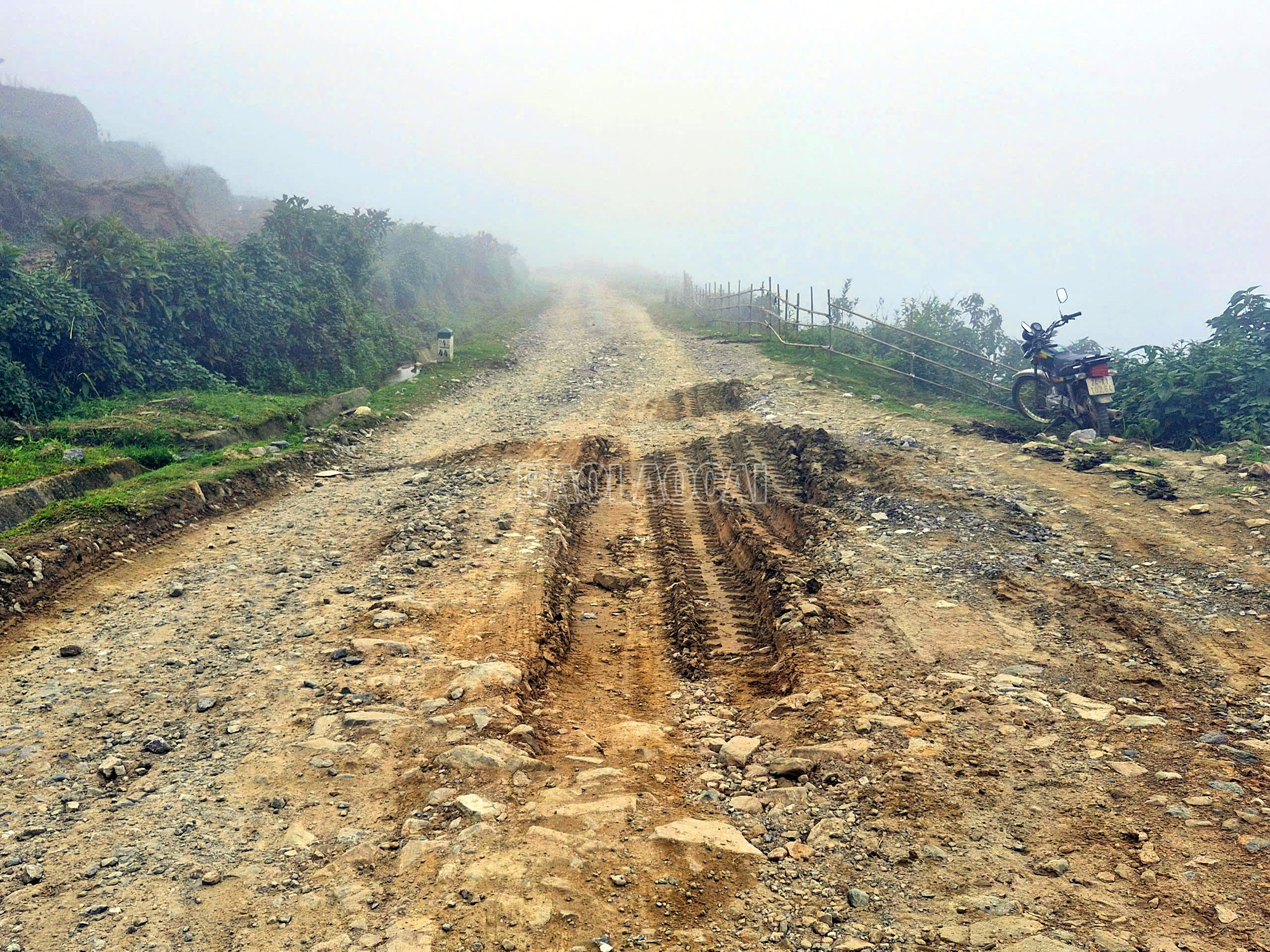 Tuyến đường Trịnh Tường - Phìn Hồ - Y Tý có chiều dài khoảng 30 km, là 1 trong 3 tuyến đường chính dẫn đến xã Y Tý hiện nay. Thời gian gần đây, tuyến đường có nhiều đoạn bị xuống cấp nghiêm trọng. baolaocai-c_1.jpg