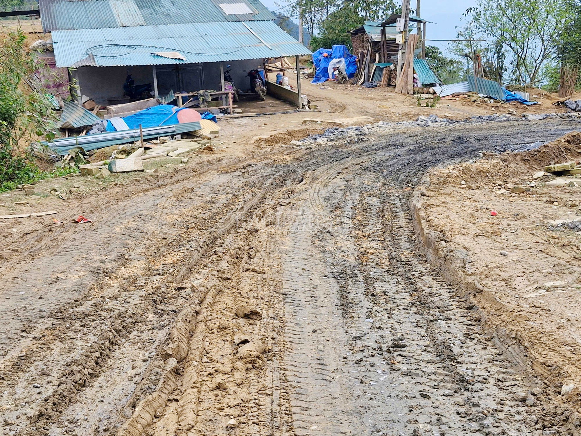 Một số đoạn đường dốc và cua qua thôn Lao Chải, xã Trịnh Tường cũng bị xuống cấp nghiêm trọng. Đây là khu vực có nhiều sương mù, đường bị hỏng tiềm ẩn nguy cơ xảy ra tai nạn giao thông. baolaocai-c_3.jpg