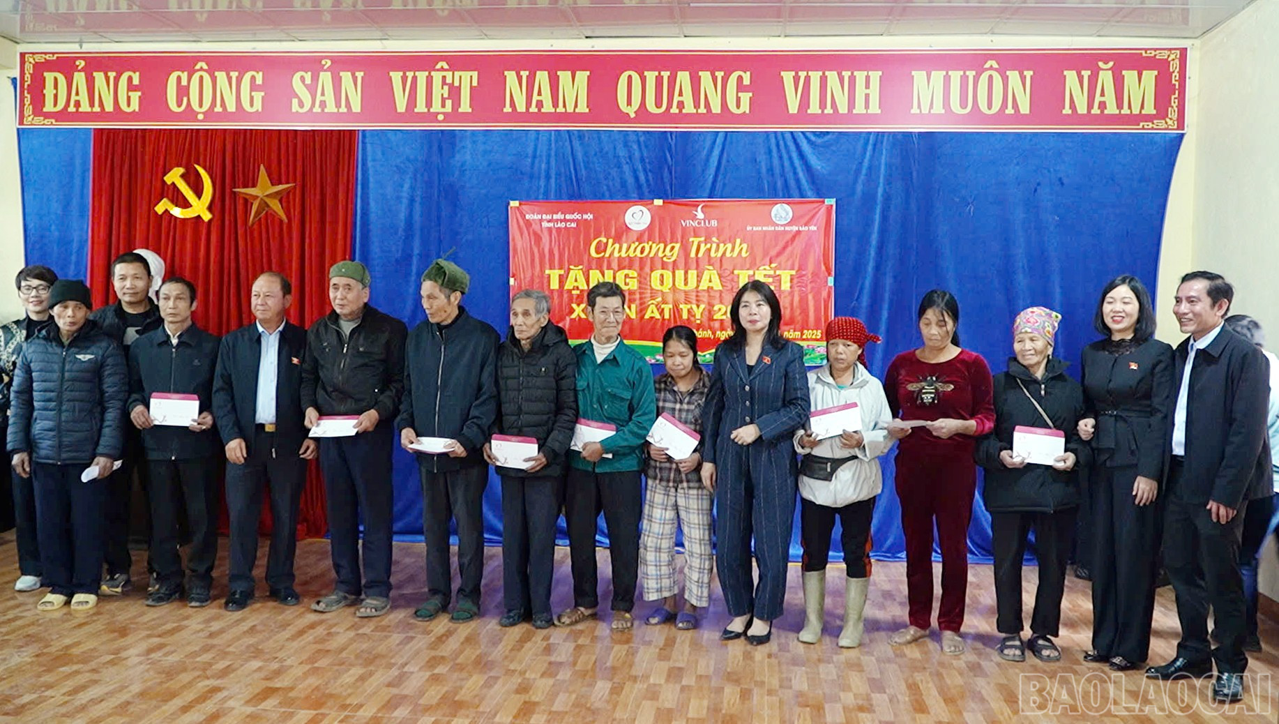 Các đại biểu trao quà cho Nhân dân các xã Phúc Khánh, Lương Sơn, Việt Tiến. baolaocai-br_z6197940461224-83834075522ff01787f14f3085ce7113.jpg