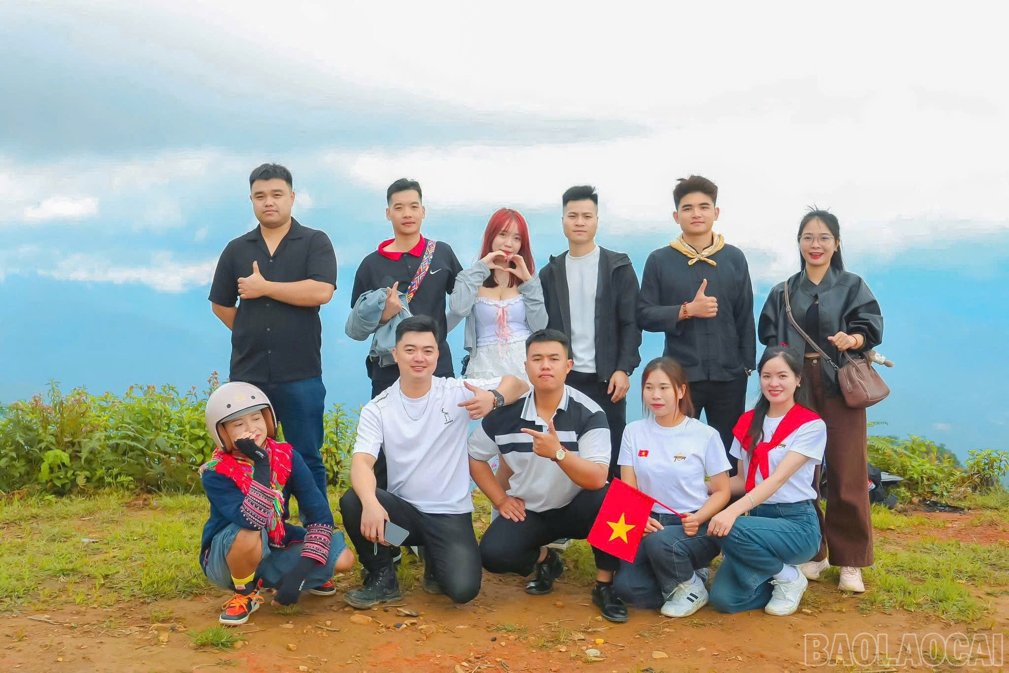 Với tinh thần "đi để trải nghiệm", du khách không ngại vượt qua những cung đường khó để đến Y Tý. baolaocai-br_10.jpg