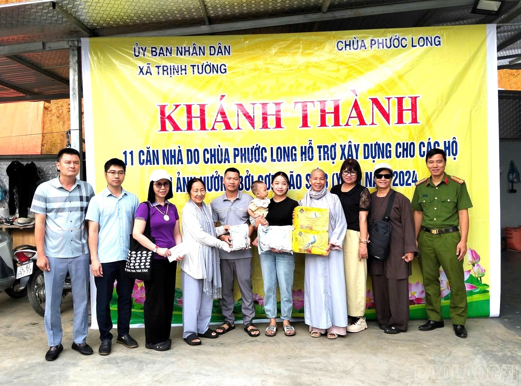 Đại diện chùa Phước Long tặng quà các hộ dân tại buổi khánh thành "nhà tình thương". baolaocai-br_1.jpg