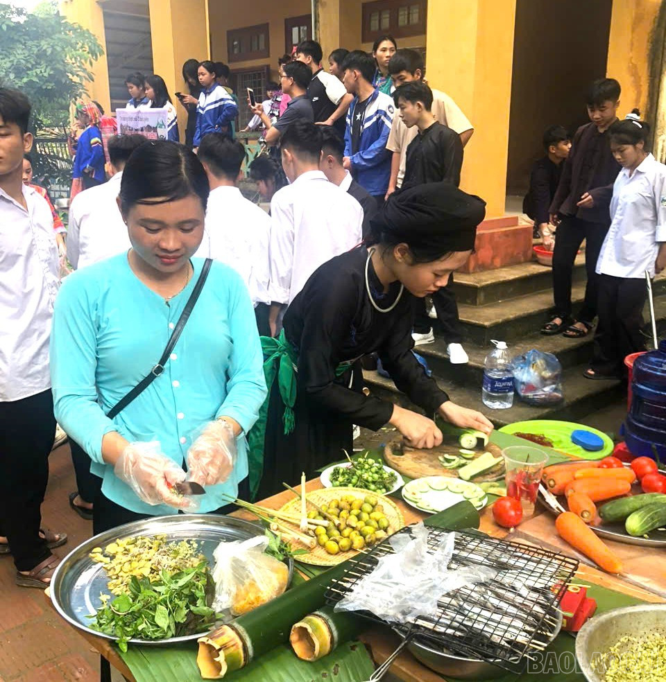 Ngày hội giúp các em học sinh biết trân trọng, bảo tồn bản sắc văn hóa các dân tộc và thêm đoàn kết, gắn bó với nhau. baolaocai-br_z7126572613252-9438e60a863de58e206d05d5df29a75d.jpg