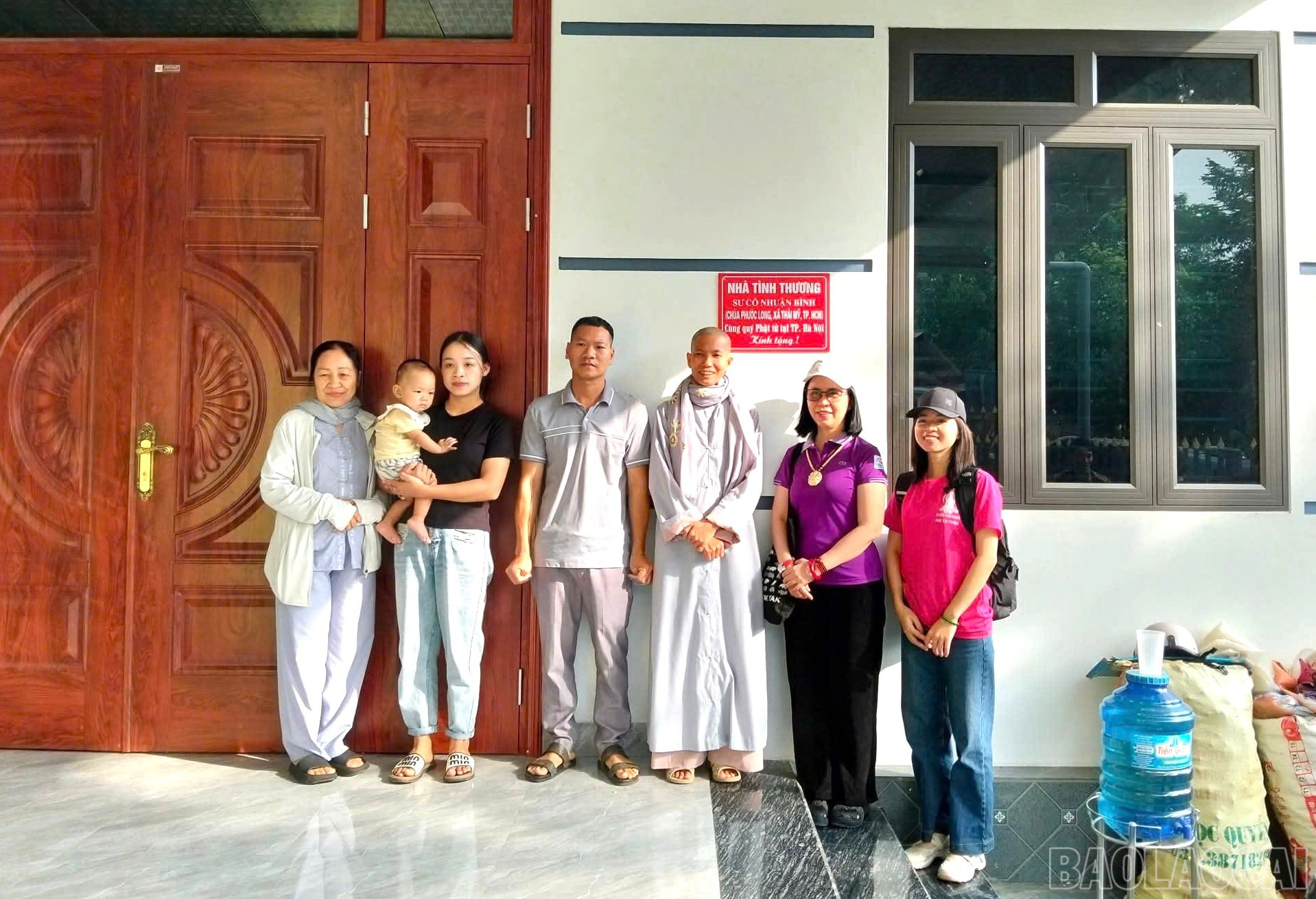 Đại diện chùa Phước Long trao "nhà tình thương" cho các hộ dân xã Trịnh Tường bị ảnh hưởng nặng nề bởi thiên tai. baolaocai-br_5.jpg