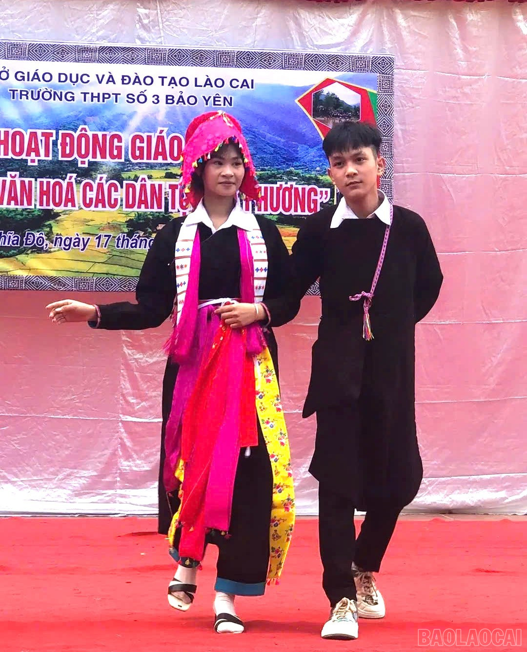 Độc đáo màn trình diễn trang phục các dân tộc do học sinh các lớp thực hiện. baolaocai-br_4-1047.jpg