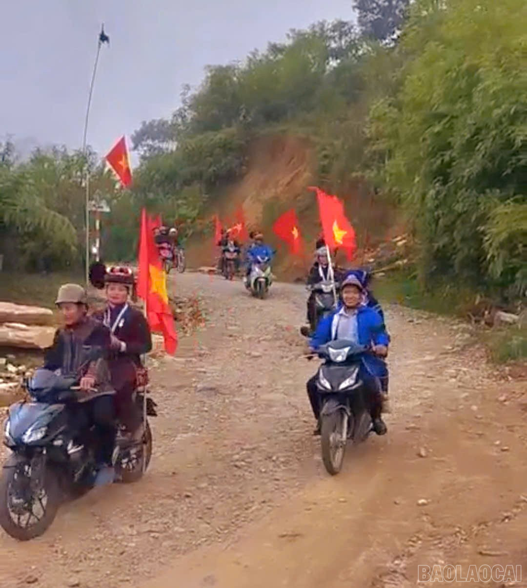 Nhân dân thôn Lao Chải, Sín Chải, Tả Cồ Thàng diễu hành mừng Tết Độc lập ( ảnh cắt từ video do người dân cung cấp). baolaocai-br_4.jpg