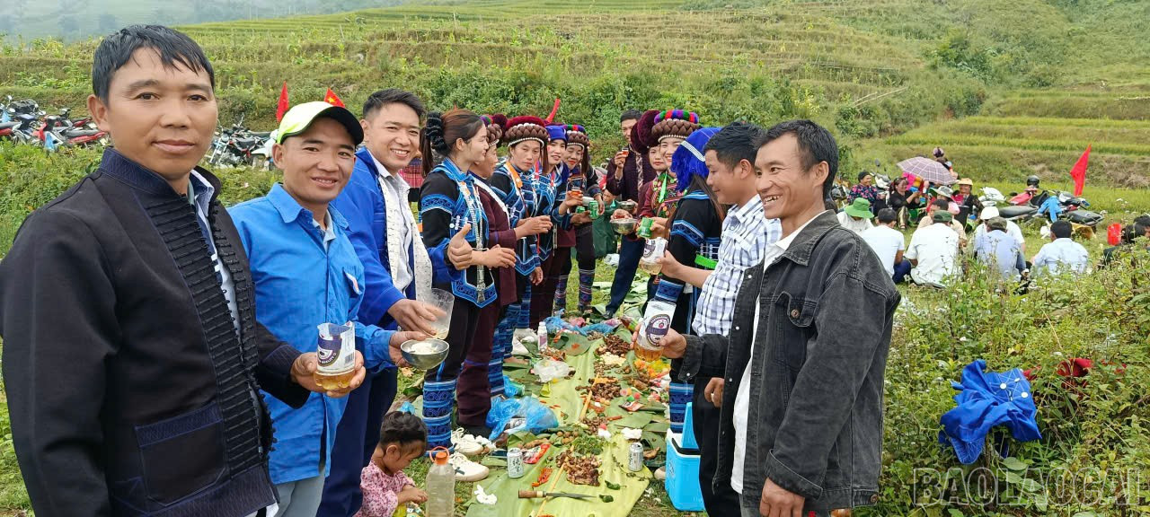 Bữa liên hoan ấm tình đoàn kết của Nhân dân các dân tộc nơi vùng cao biên giới xã Trịnh Tường. baolaocai-br_8.jpg