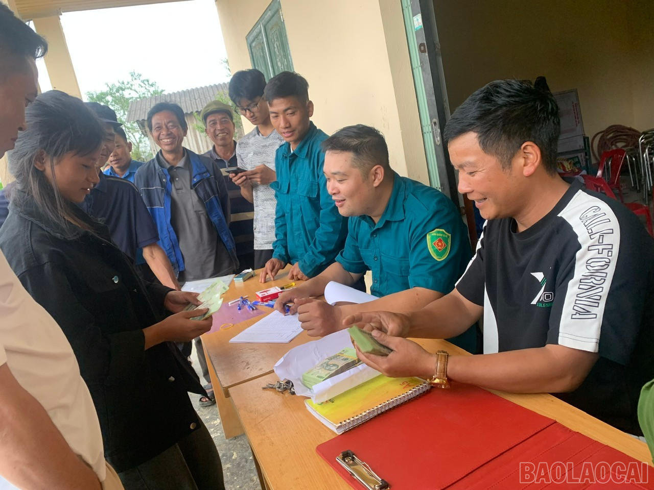 Người dân thôn Lao Chải, xã Trịnh Tường phấn khởi nhận quà Tết Độc lập 02/9 của Chính phủ. baolaocai-br_2.jpg