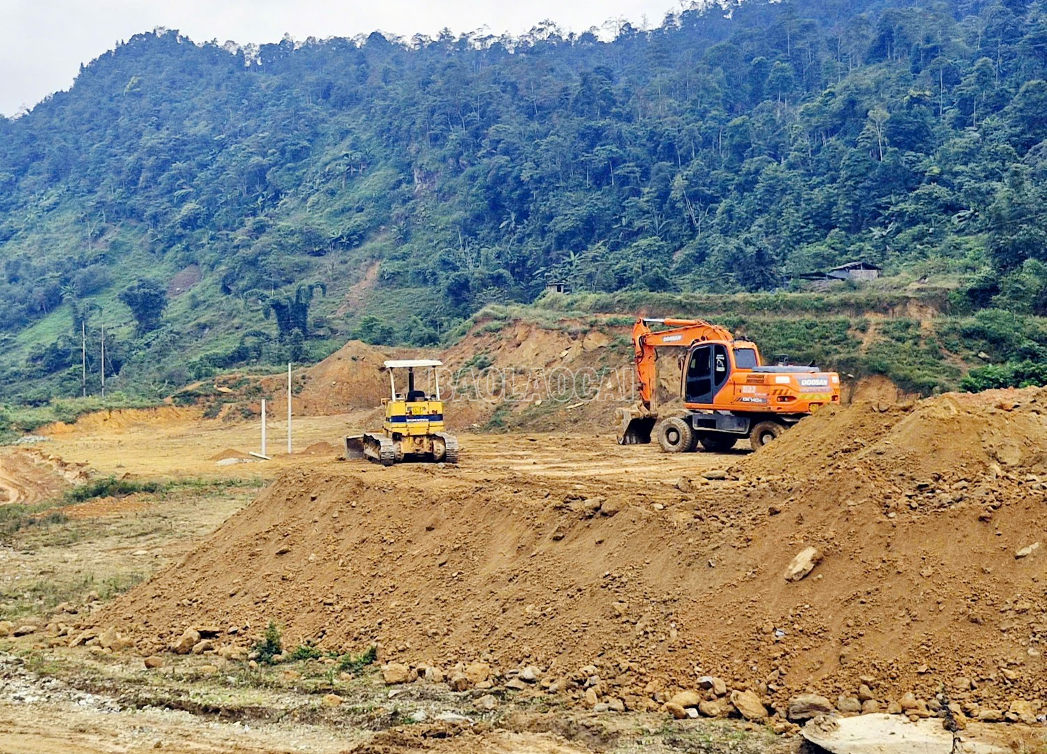 Ban Quản lý dự án Đầu tư xây dựng khu vực Bát Xát đẩy nhanh tiến độ thi công dự án, phấn đấu hoàn thành trước ngày 31/12/2025. baolaocai-c_7.jpg