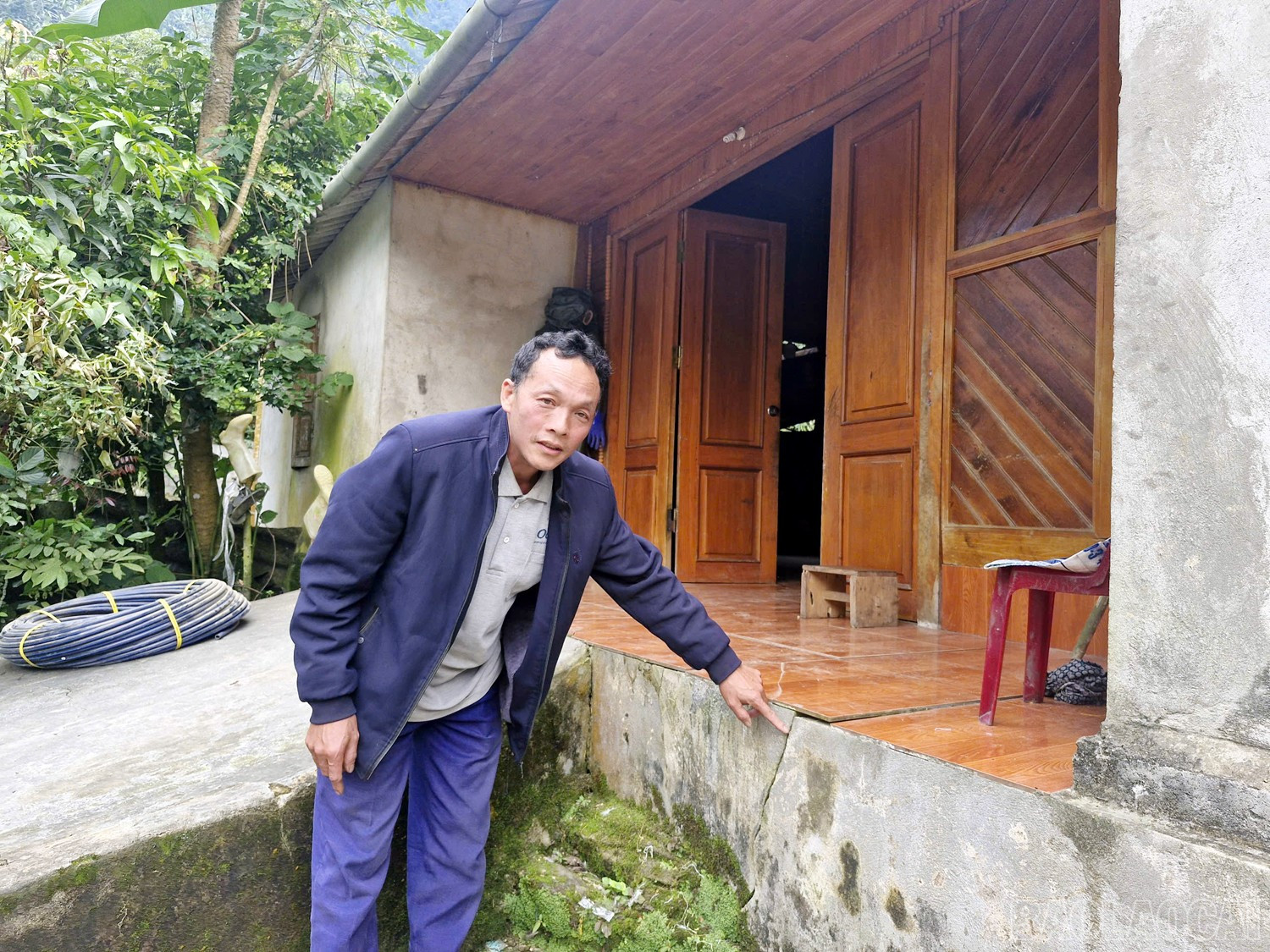 Nhà ông Vàng Thông Dìn, thôn Láo Vàng xuất hiện nhiều vết nứt. baolaocai-br_1.jpg