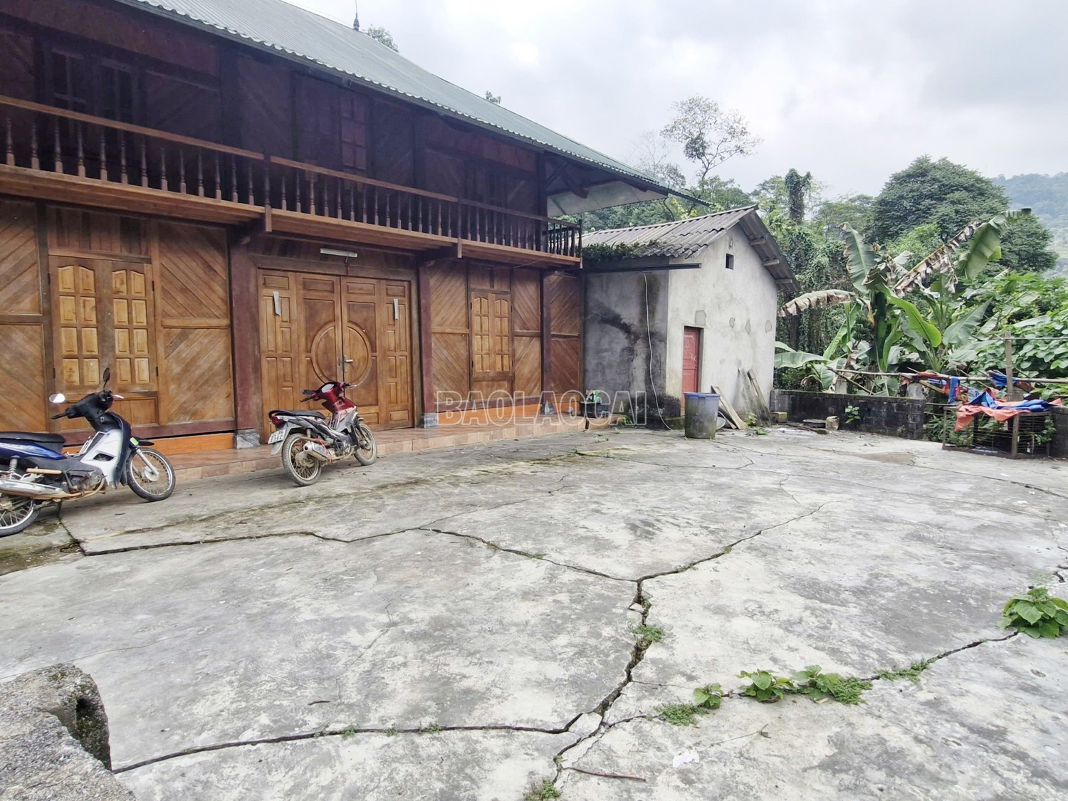 Thôn Láo Vàng có 17 hộ nằm trong khu vực có nguy cơ sạt lở cần di chuyển đến khu tái định cư. baolaocai-c_4.jpg