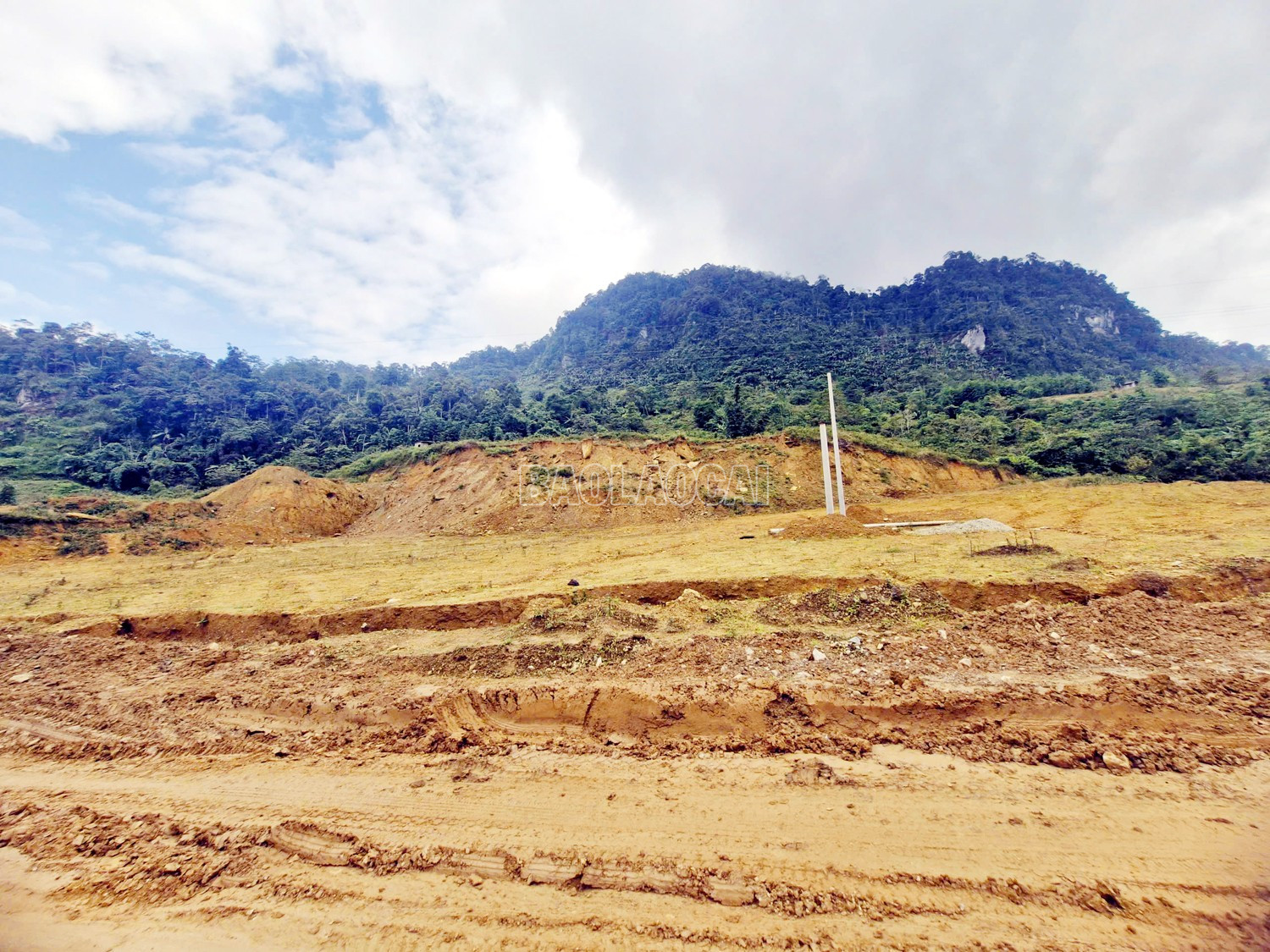 Dự án Sắp xếp dân cư thiên tai thôn Láo Vàng đã san gạt mặt bằng được 50%. baolaocai-c_6.jpg