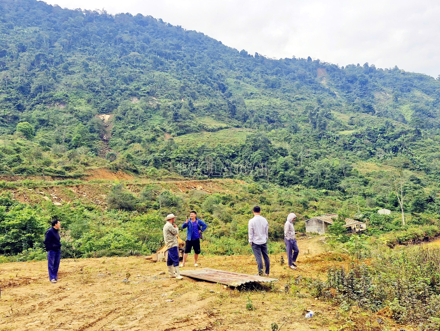 Người dân thôn Láo Vàng mong muốn dự án sớm hoàn thành để di chuyển ra khu tái định cư ổn định cuộc sống. baolaocai-c_9.jpg